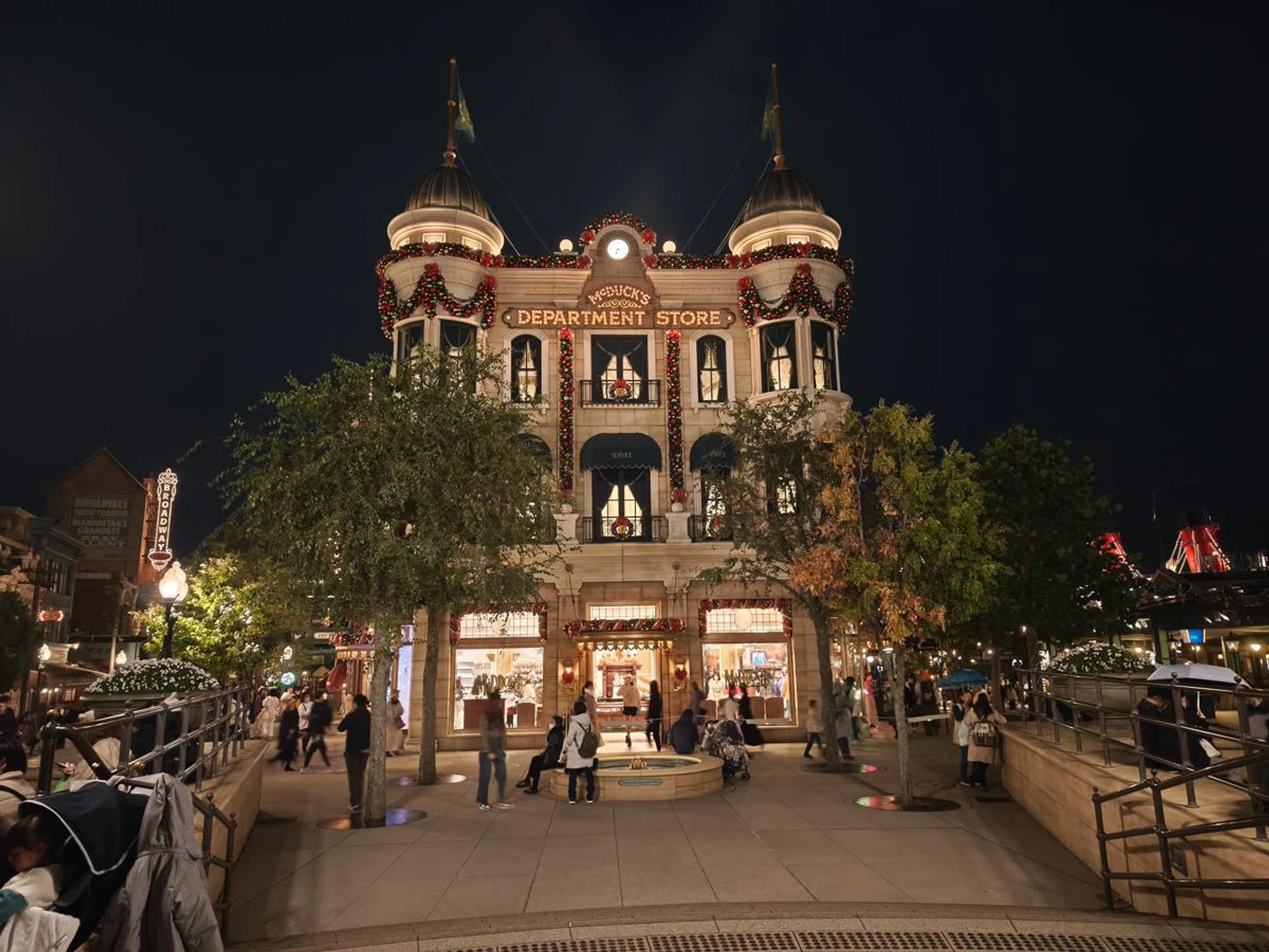 Low light shot, main camera. Photo: HWZ.