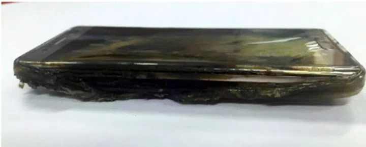 This image of a burnt Samsung Galaxy Note7 was posted on "Ppomppu" online community. <br>Image source: Business Korea