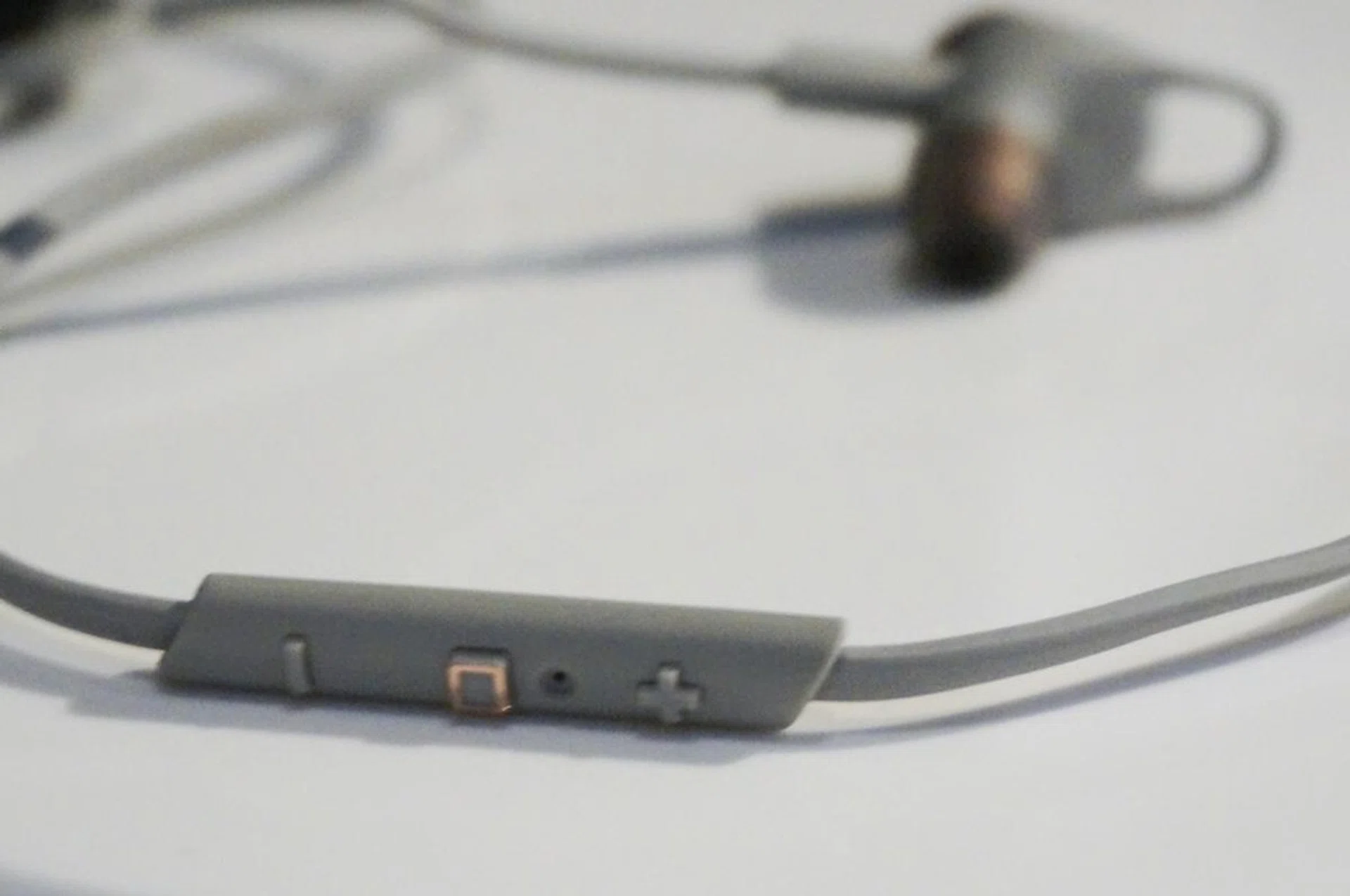 The in-line remote allows you to control your music and to take calls.