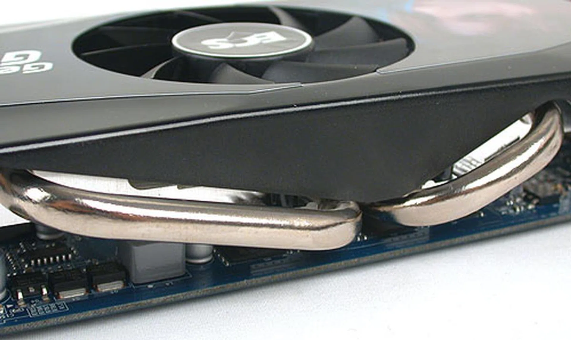 Twin, thick heatpipes help to conduct the heat away from the GPU core. 
