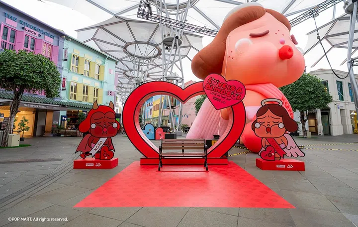 The Kiss Kiss – Angel Version inflatable you can find at Clarke Quay now. Photo: Pop Mart Singapore.