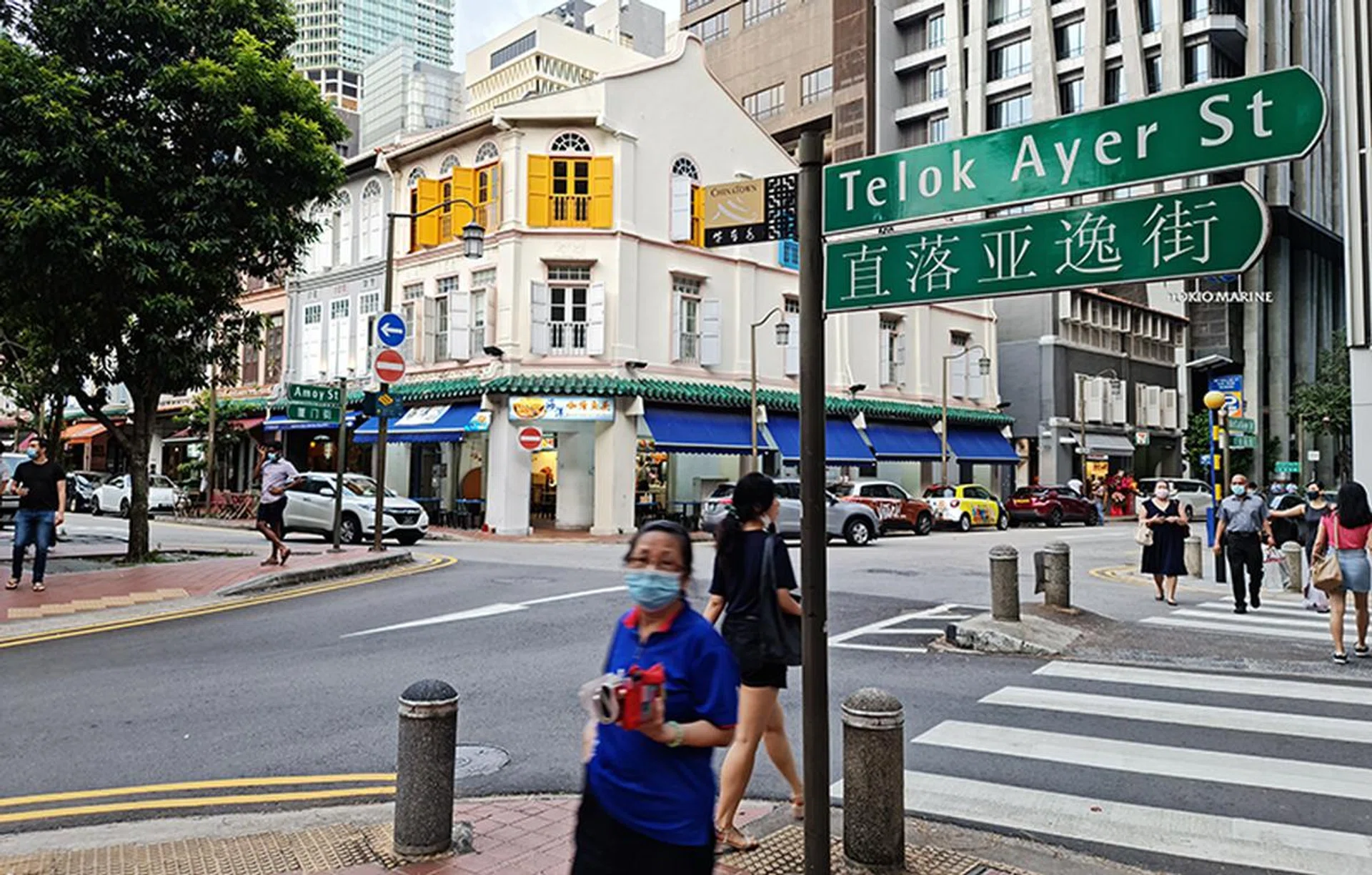 Random auntie onlooker must be wondering if she saw Andy Lau, but alas, it's just one of the HWZ editorial staff members.