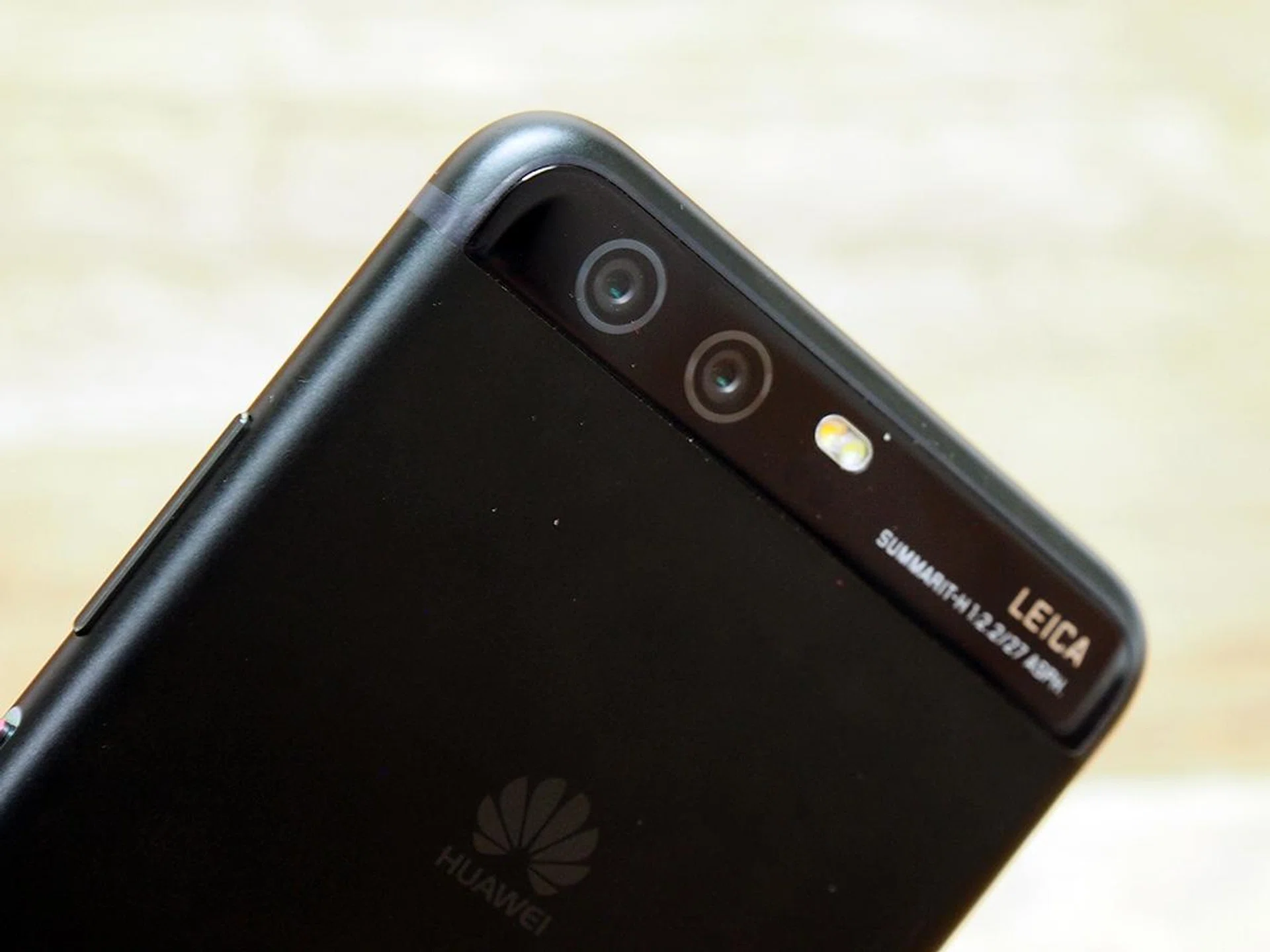 Rounded edges and a non-protruding camera housing gives the P10 and P10 Plus the extra oomph in design.