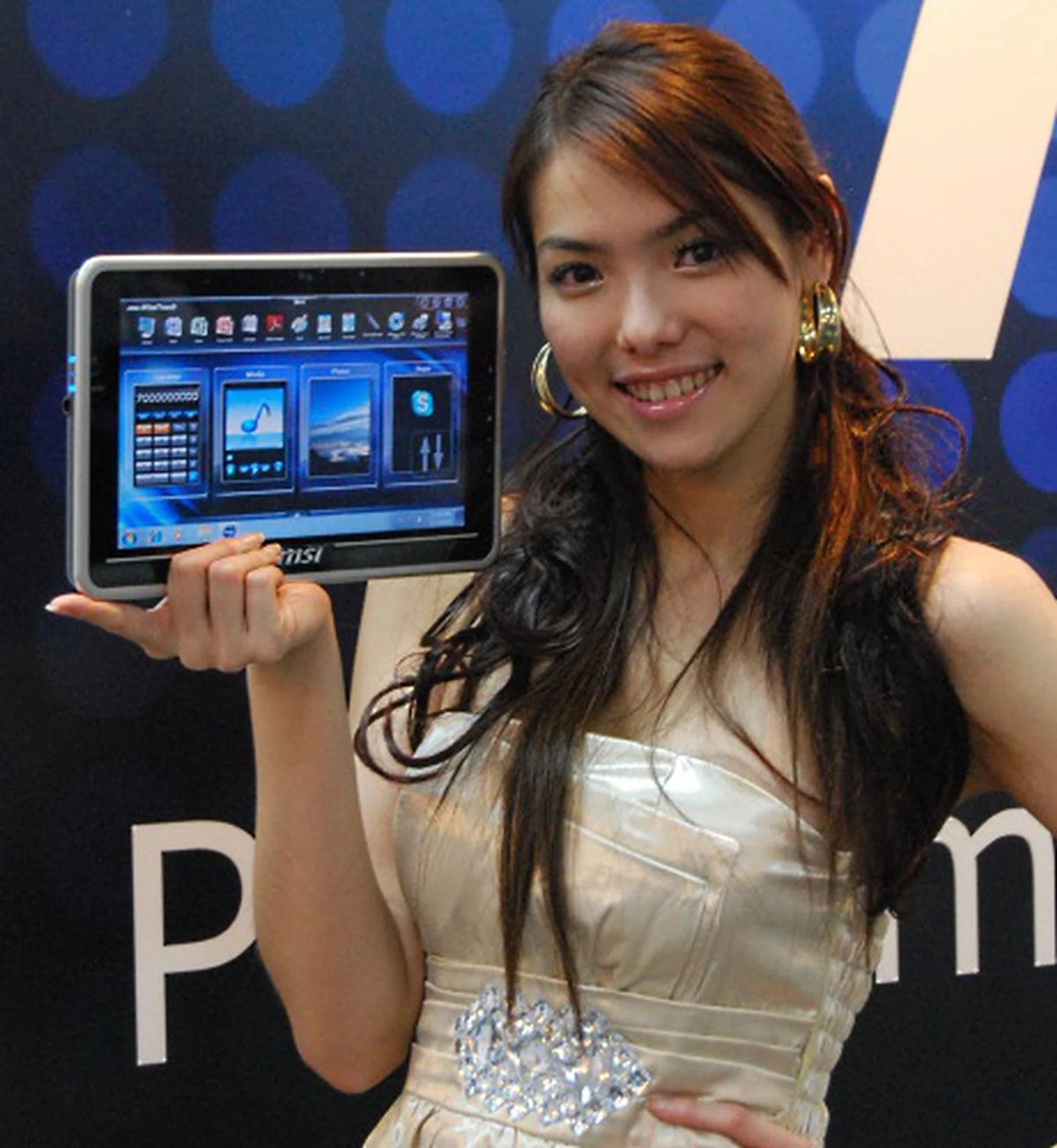 A model showing off the mainly plastic-bodied MSI Wind Pad, which weighs a mere 800g with battery included.