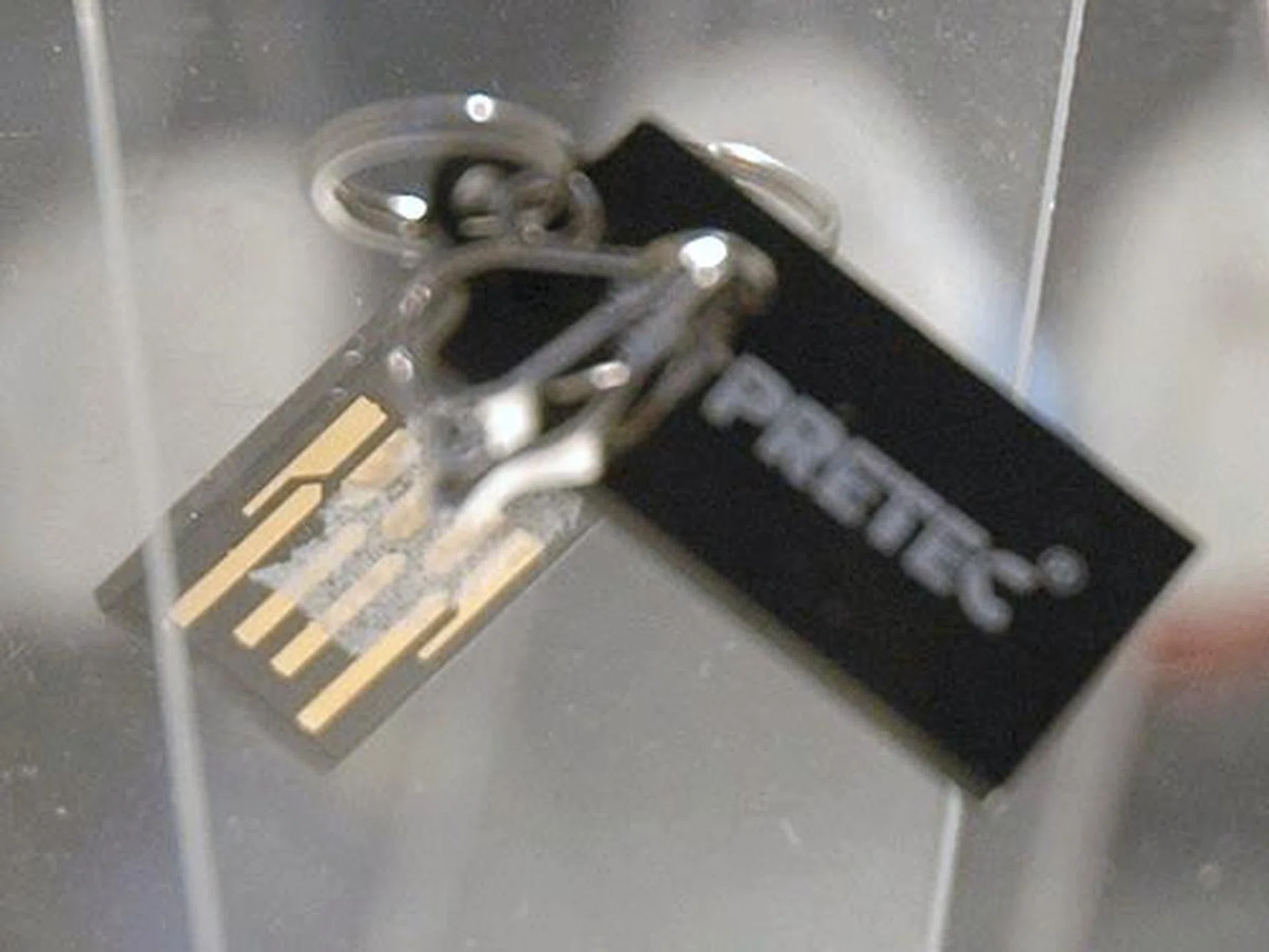 The i-Disk Diamond does not come with the usual USB connector but just a bare USB interface found at the back of the disk.