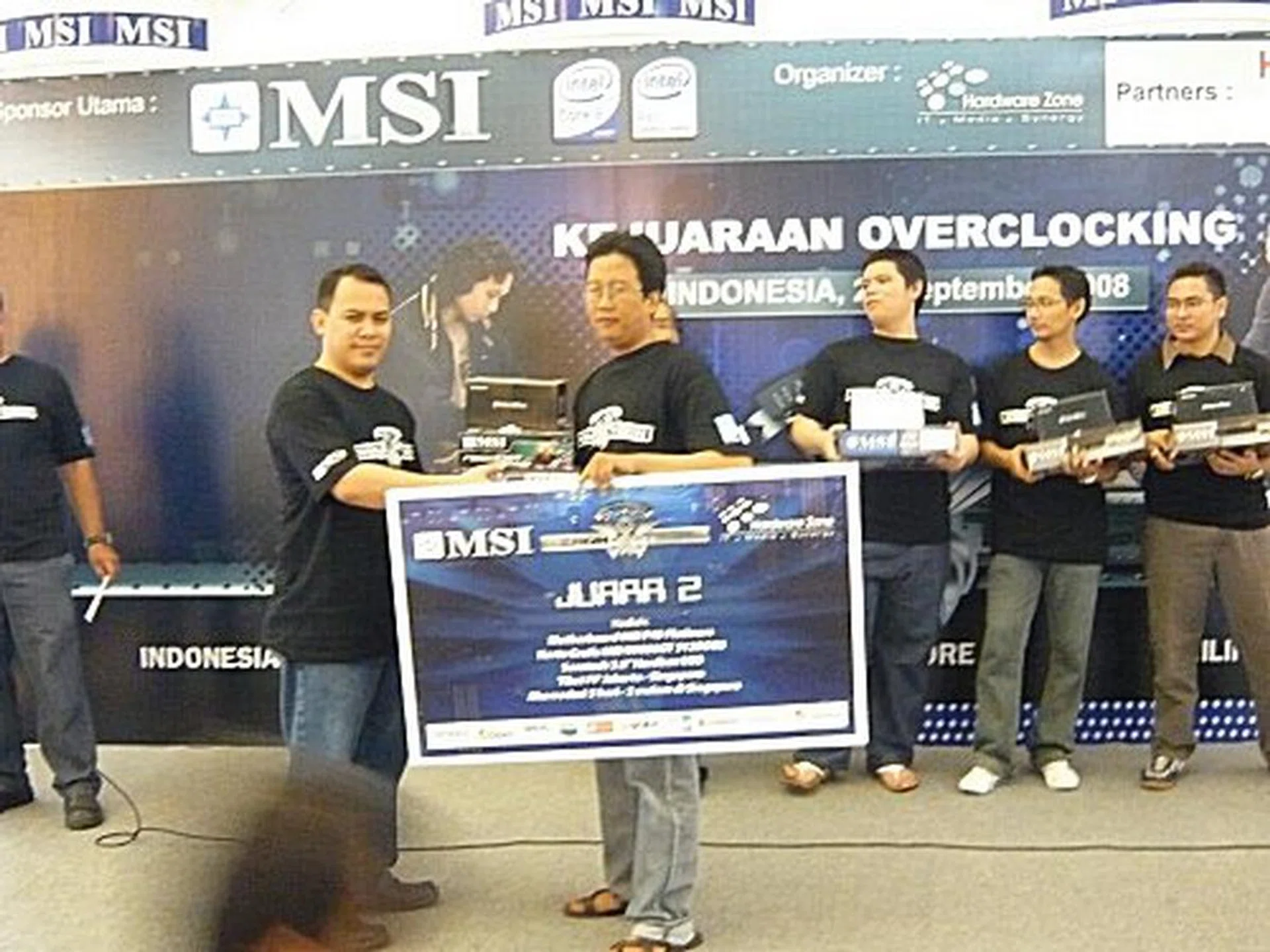  MSI P35-Neo2-FR motherboard, MSI N9600GT-T2D512 graphics card, plus flight and a 3D2N accomodation for the Grand Final in Singapore  