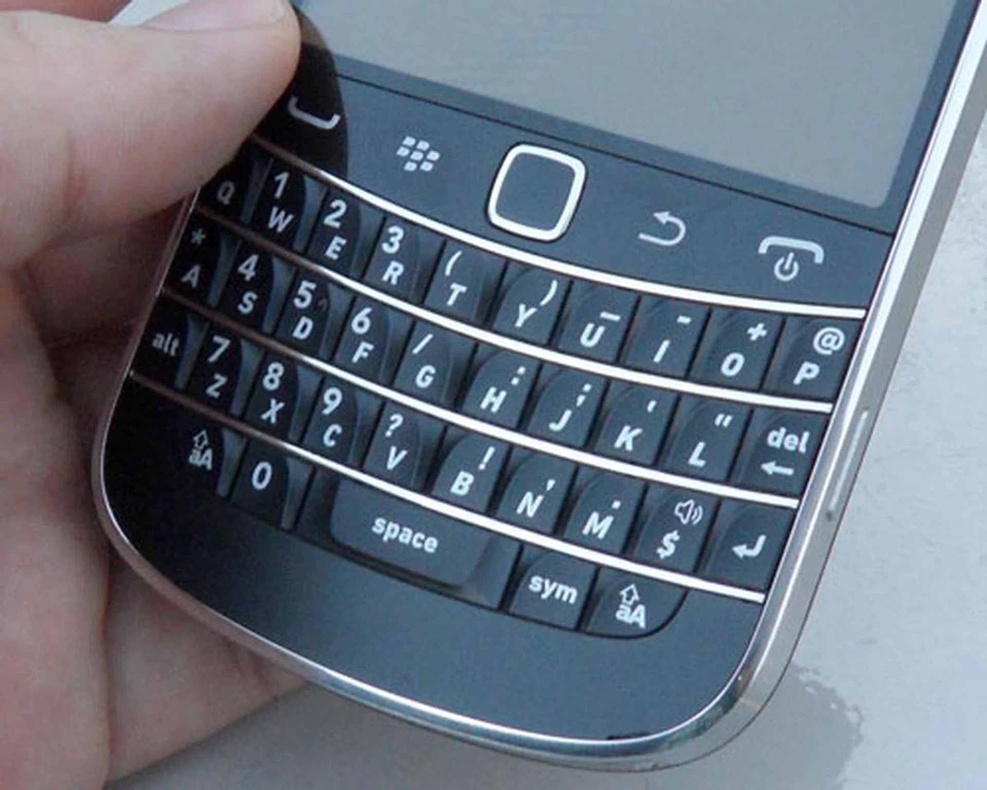 Its keyboard is 6% wider than the earlier Bold 9780 and 9700, and based on the better typing experience, that is fine by us.