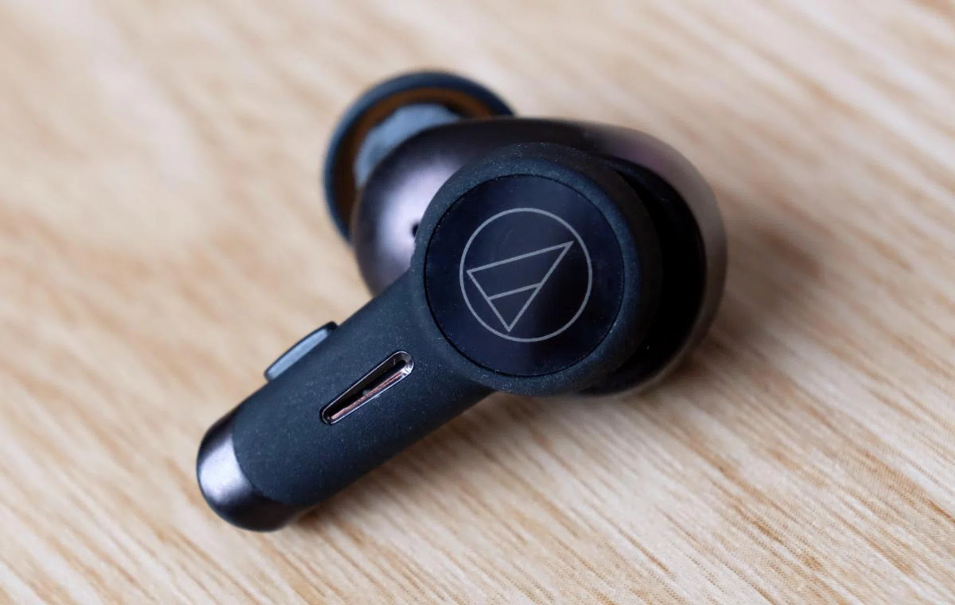 The buds themselves are stylish and you can control them using the touch panels and buttons.