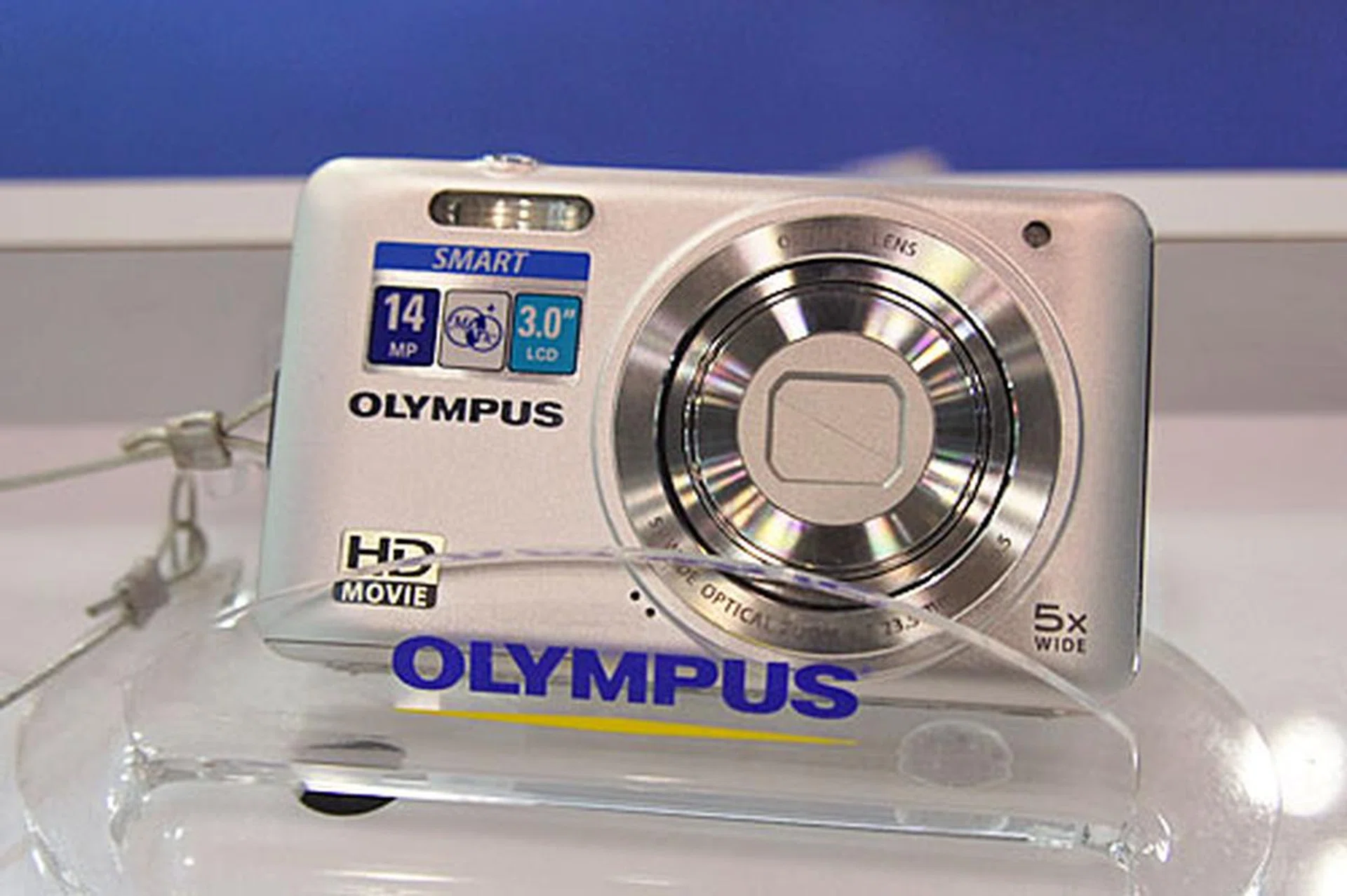The super-slim VG-130 is a 14-megapixel camera that shoots HD video and has a 5x optical zoom lens with the widest end at 27mm. It’s going for $228 (usual price is $258). Freebies include two 8GB SD cards, carrying case, screen protector, mini tripod, cleaning kit, an extra battery, and three months of local extended warranty.