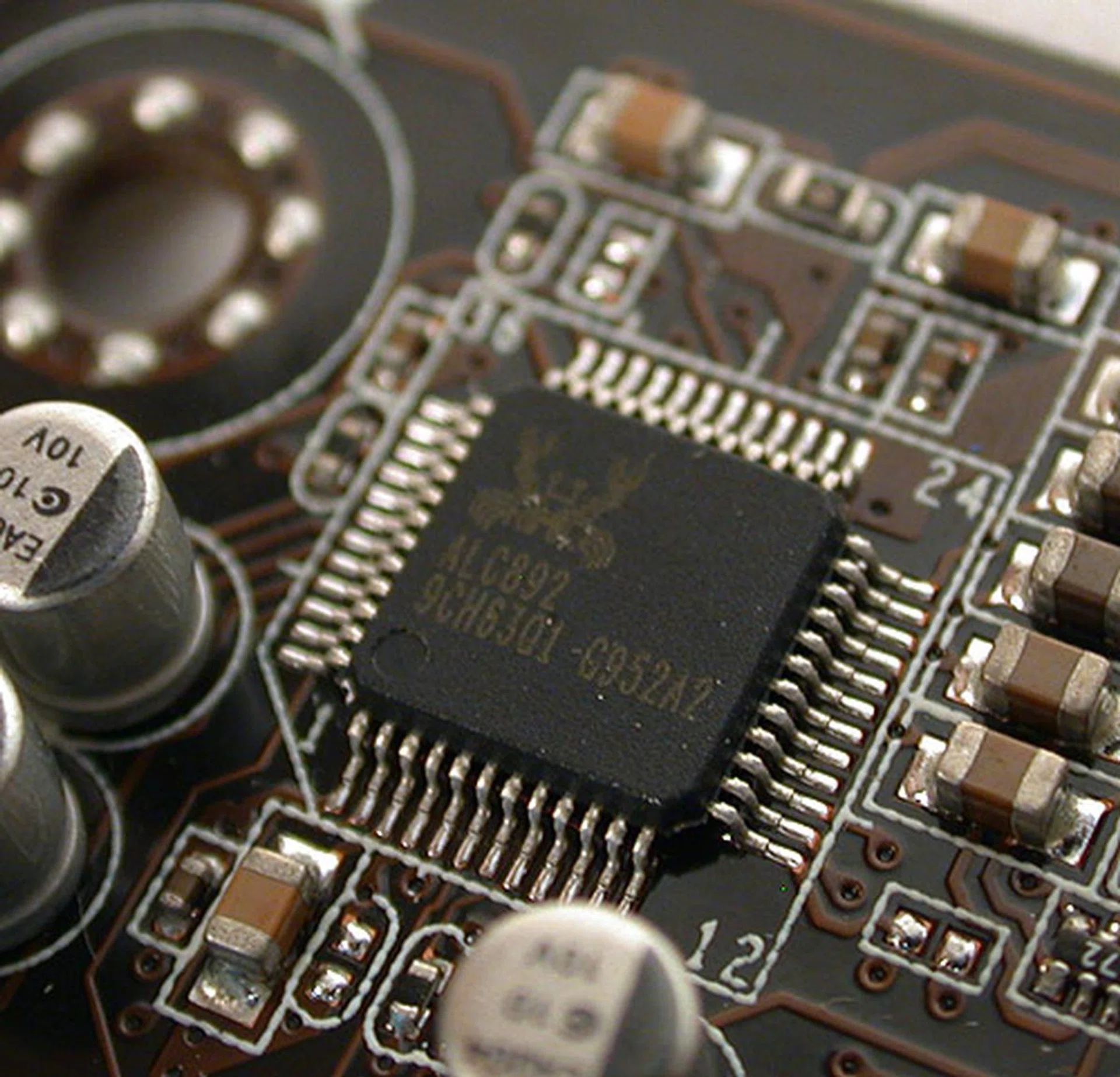 The relatively new Realtek ALC892 HD audio CODEC is preferred, as is the trend we noticed from ASUS recently.