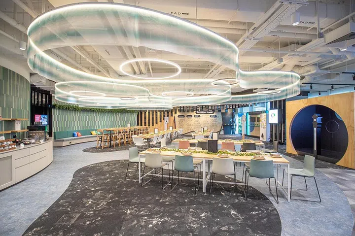On the other side of the Developer Space, you'll find a huge lounge area. This being Google, snacks and beverages are available to facilitate individual thinking or group discussions.