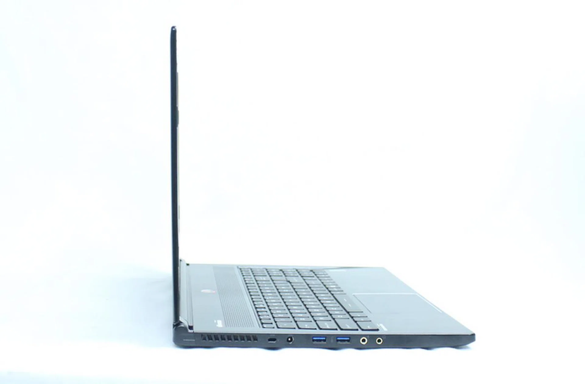 The MSI GS60 2PE Ghost Pro has an incredibly thin profile, especially the display. Unfortunately, that means quite a bit of flex as well.