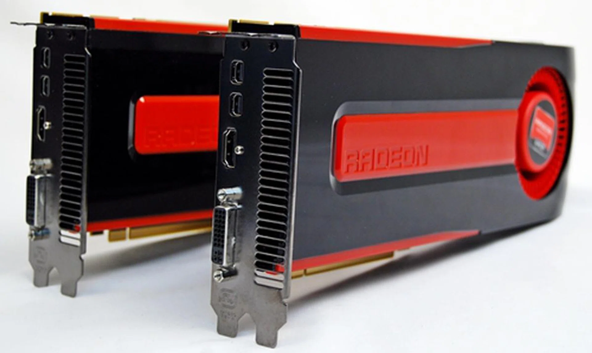 As the big brother, AMD Radeon HD 7970 is in the foreground while its little brother AMD Radeon HD 7950 takes a backseat in this family portrait.