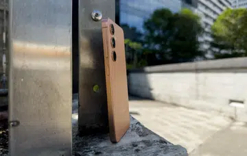The Samsung Galaxy S24 is the thinnest model at 7.6mm in the lineup. Photo: HWZ