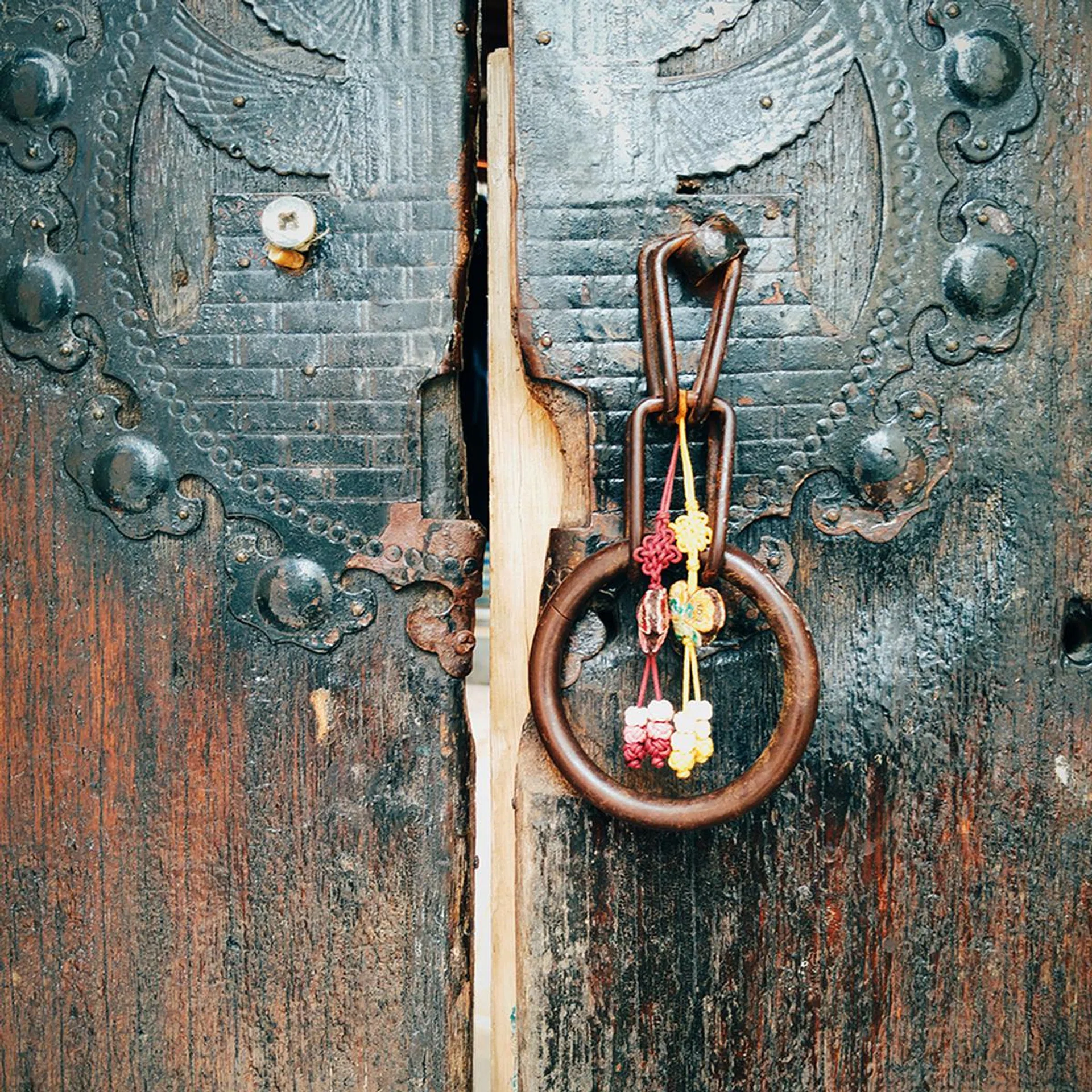 Detail of door, 28mm at f/1.8, 1/40 sec, ISO 50.