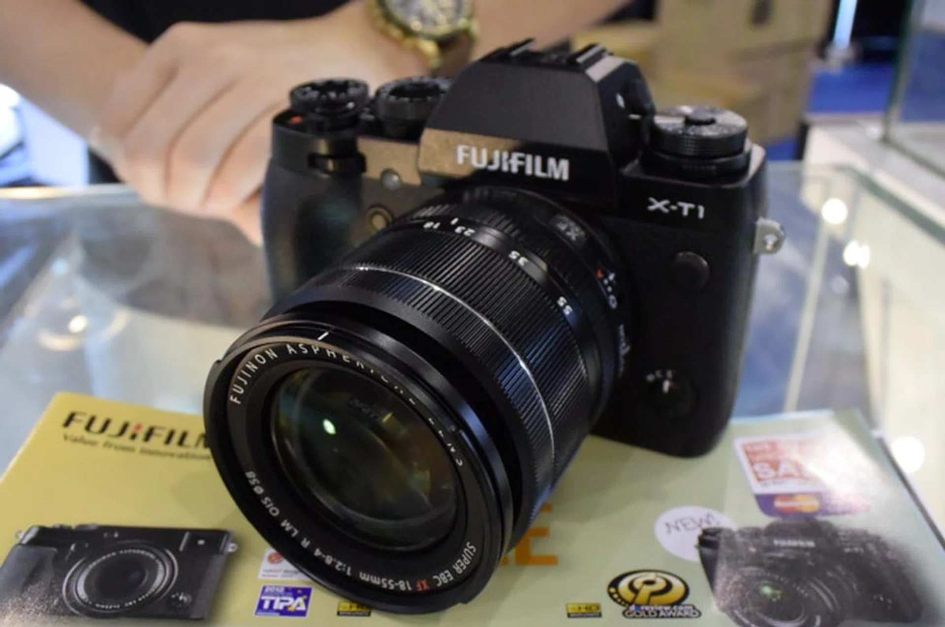 The new Fujifilm XT-1 is also on offer, going for $2,499 with the 18-55 kit lens and the XC50-230mm lens as part of the bundle of free gifts. The 16MP XT-1 is also dust and water-resistant, and freeze-resistant up to -10 degrees Celsius.