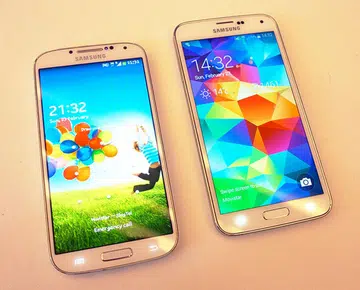The Galaxy S5 (on the right), looks very similar to last year's Galaxy S4 (on the left).