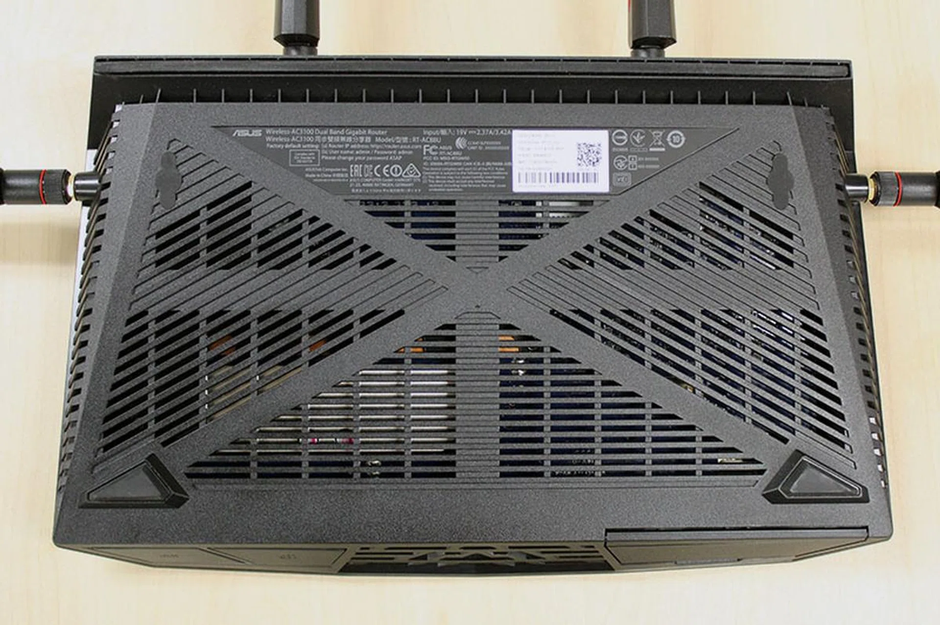 Two rubber feet hide the wall mounting points on the top left and right corners.