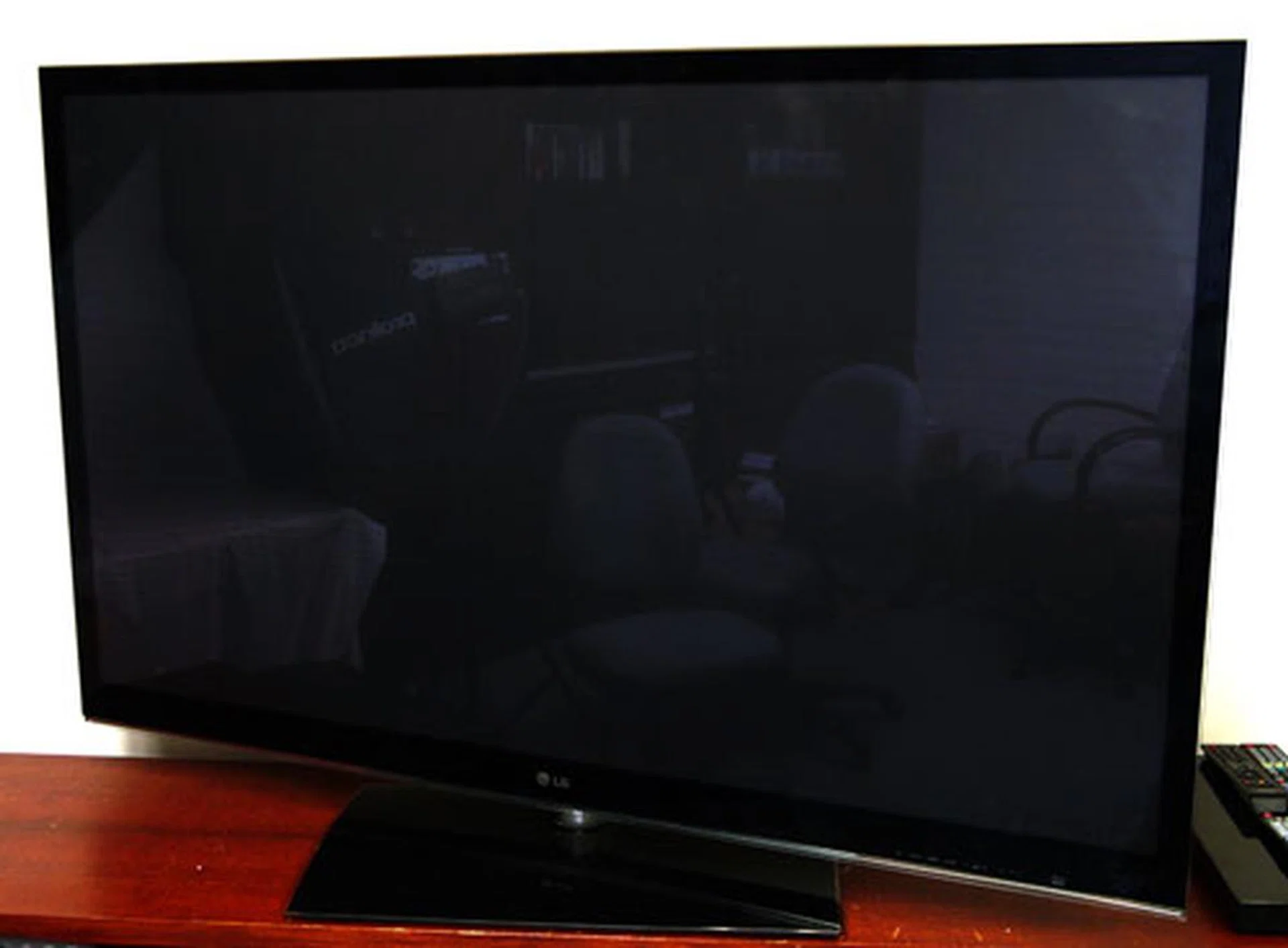 The reflective nature of the panel's glass surface also tends to create unwanted glare under brighter ambient conditions. Would LG's 'TruBlack' filter be able to compensate for this? We'll find out over the next few pages. Also, this TV swivels, if it isn't obvious from the picture.
