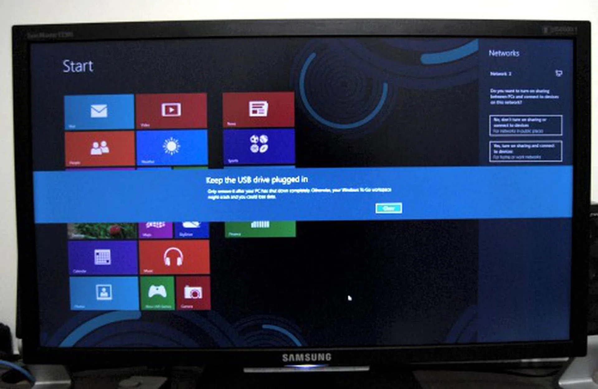 Within a further 30 seconds, the system finally finished initializing all drivers and even auto configured the display to support its native 1080p resolution.