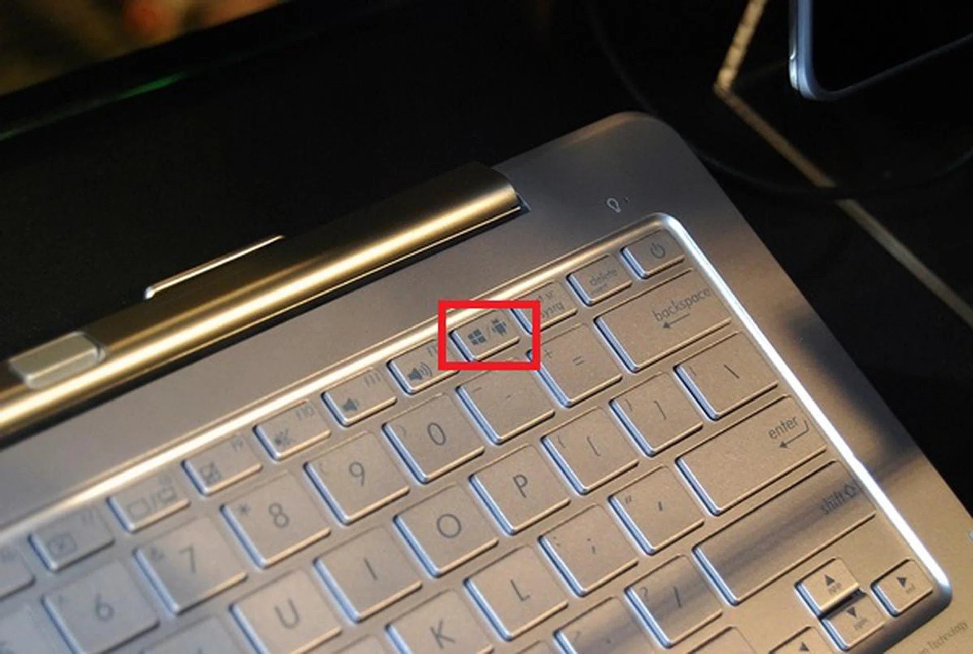 With a push of this button, the user can toggle between the Android and Windows 8 operating systems.
