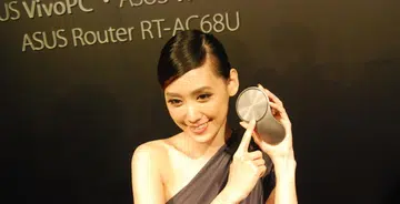 The model was photographed pointing at the touchpad of the VivoMouse.