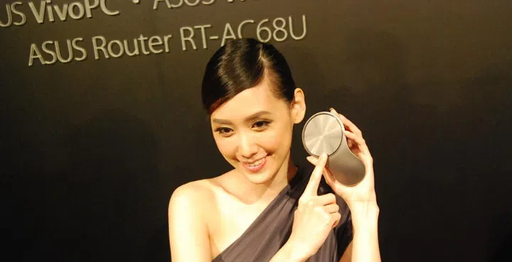 The model was photographed pointing at the touchpad of the VivoMouse.