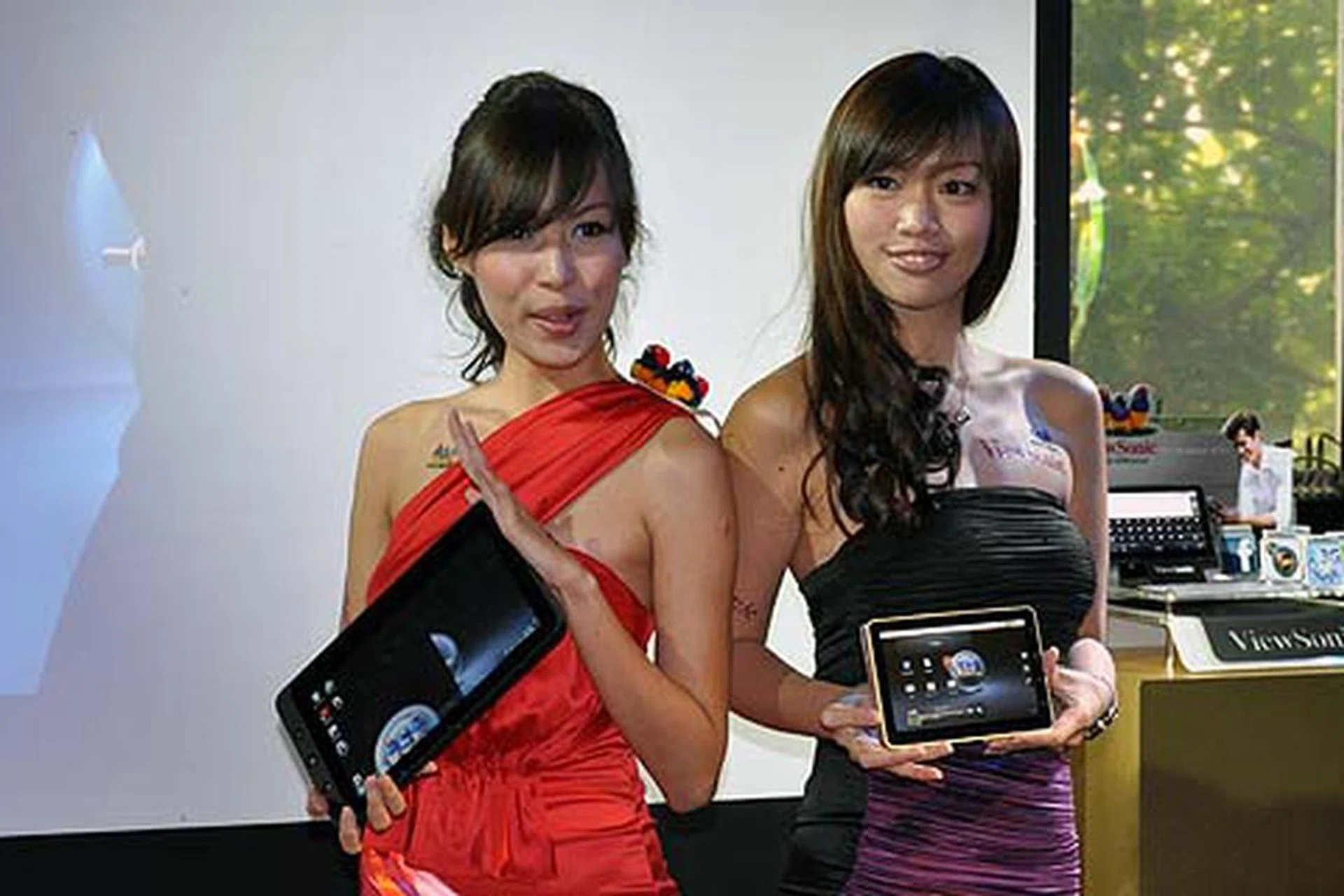 Did we mention that there were pretty models posing with the ViewPads?