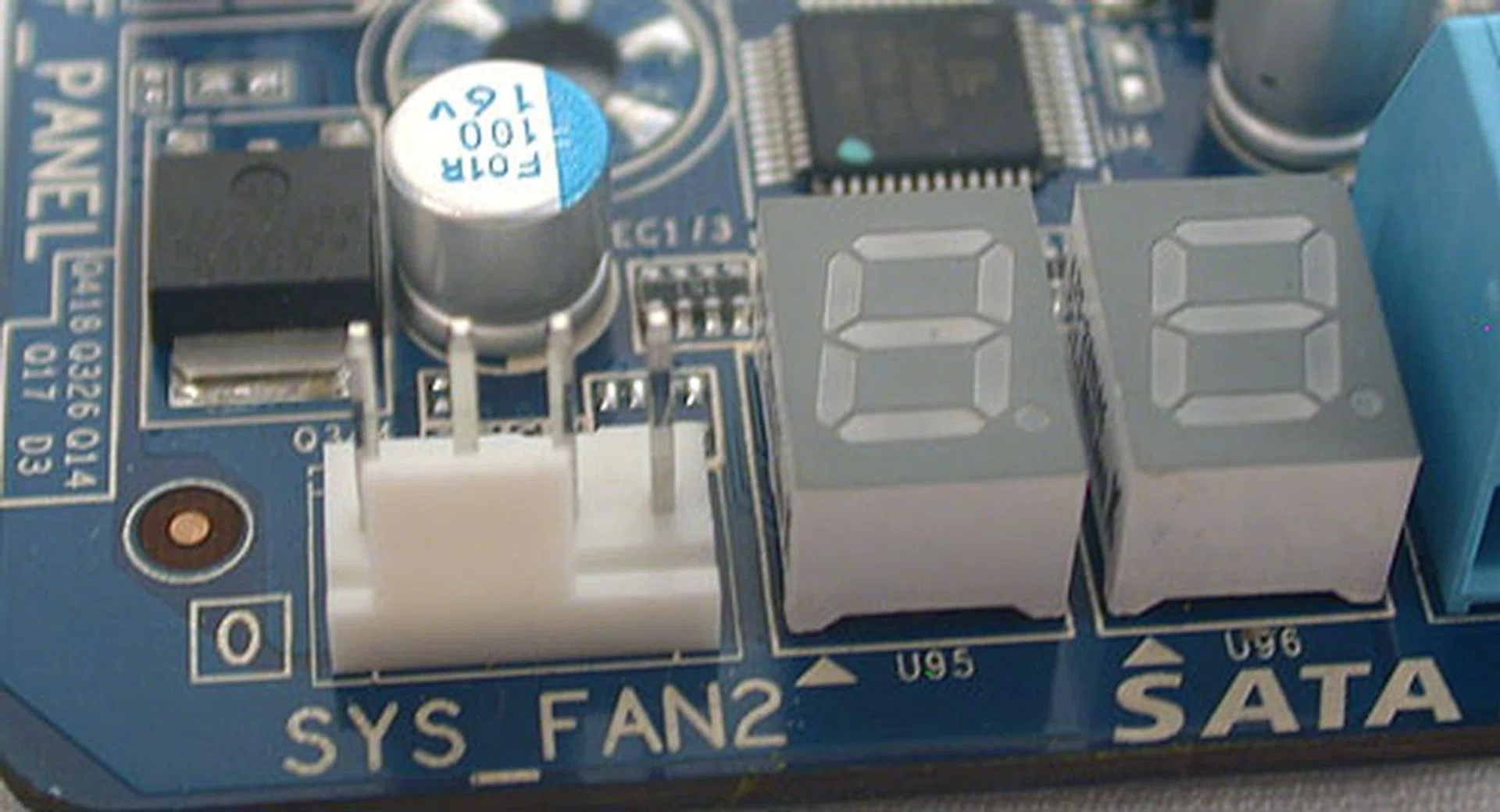 Onboard LEDs for debugging purposes. As befits a high-end board, the UD9 comes with six fan headers, including one for the CPU. 
