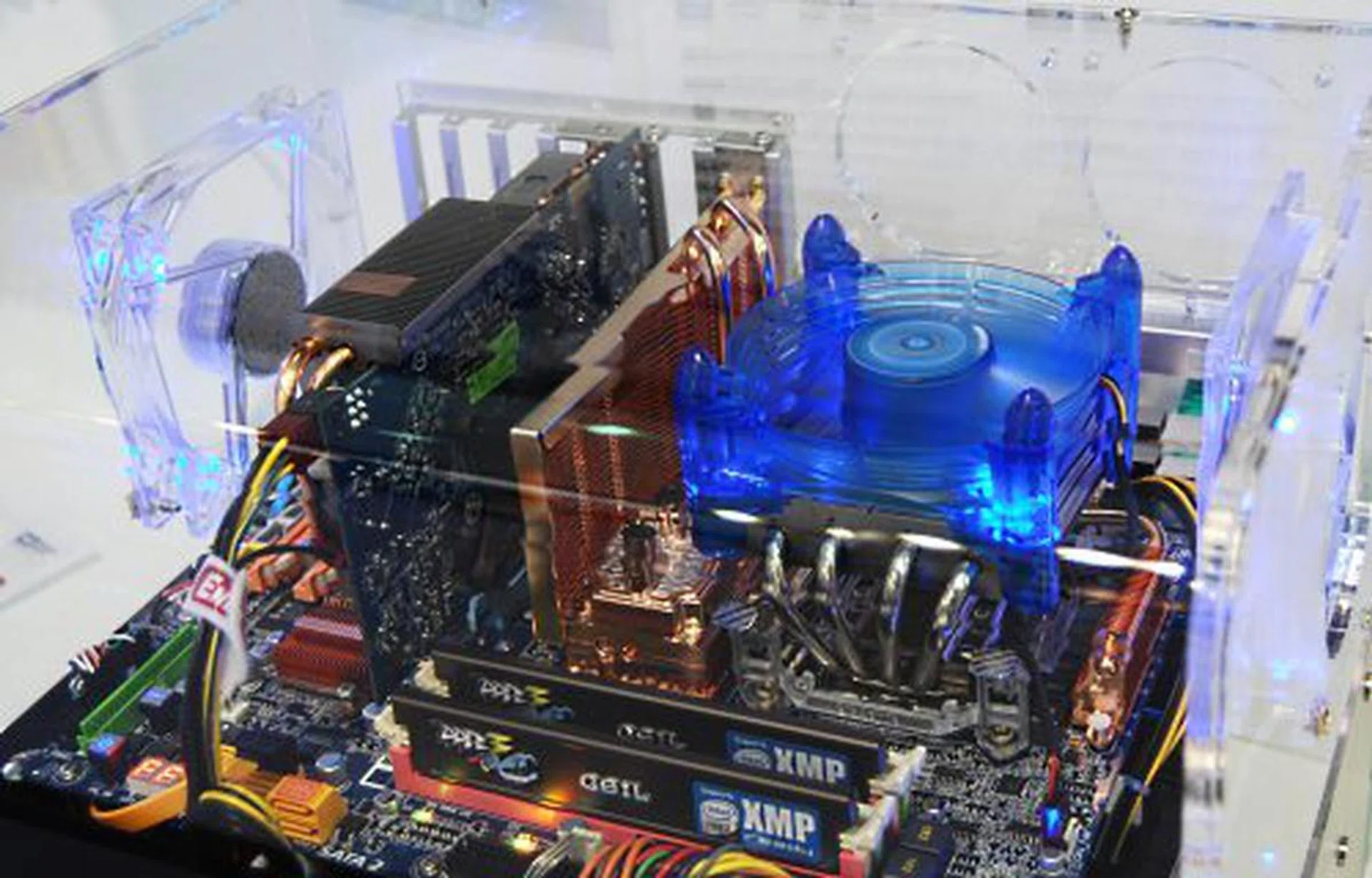  Featuring a new Hybrid Silent-Pipe, which consists of a separate, almost full length sized array of radiating fins for the motherboard's cooling system, the Gigabyte GA-EP45T-Extreme is as extreme a solution as its name suggest. Here it is paired with a GeForce 9600 GT and there's no interference between the heat pipe and the graphics card.  