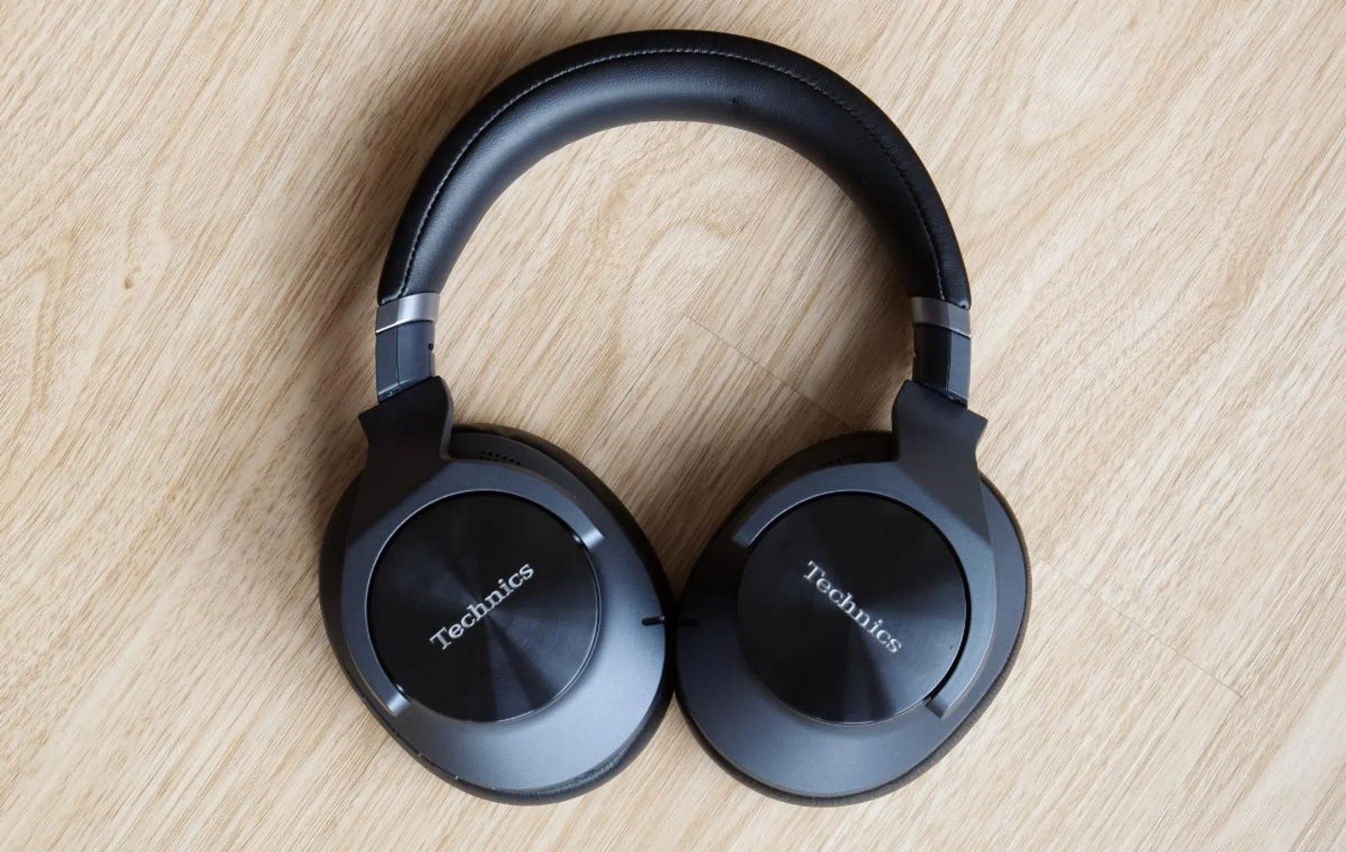 The EAH-A800's excellent acoustics make it a great wireless ANC headphone for fussy and discerning listeners.