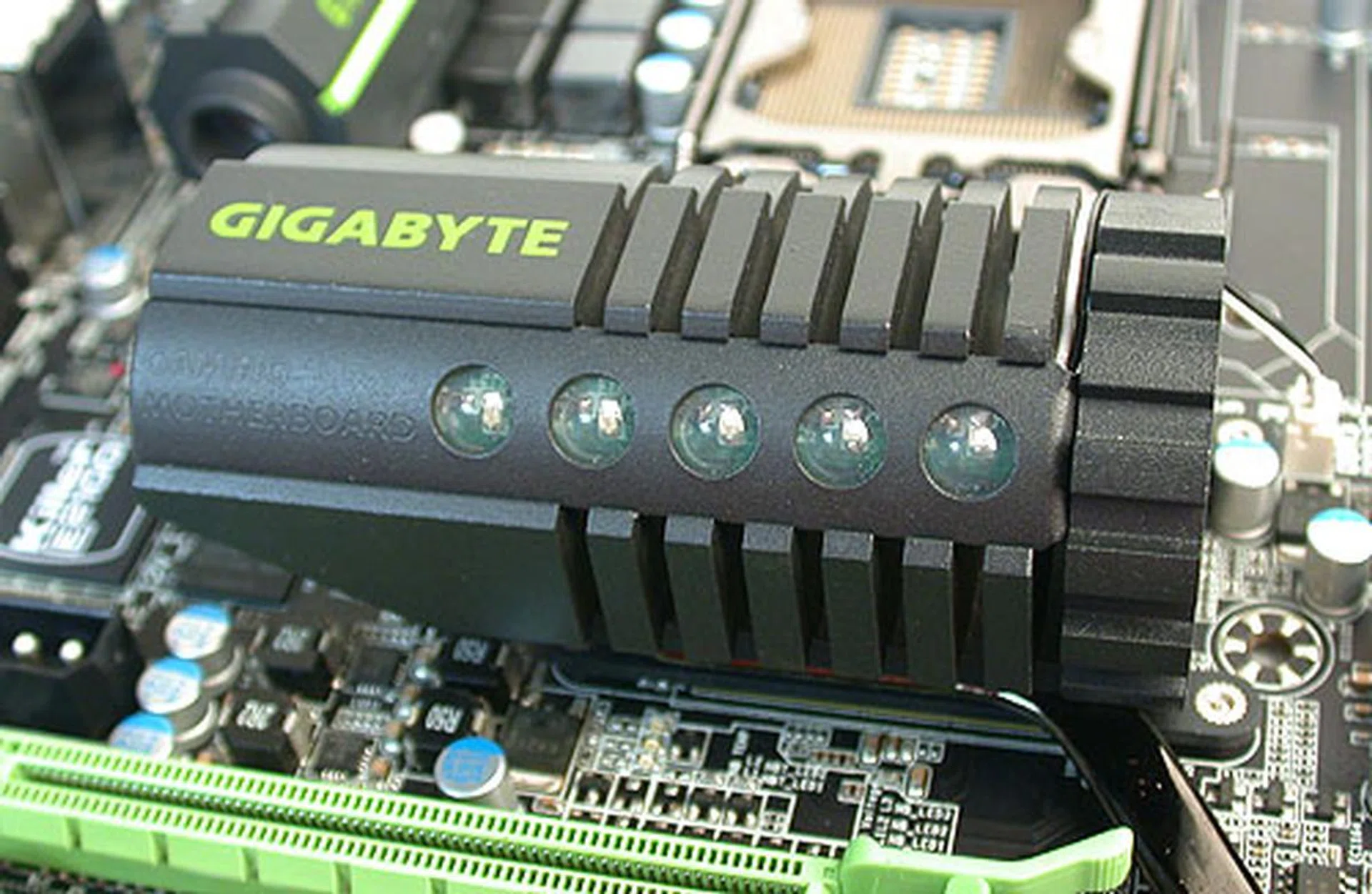 These LEDs light up to illuminate the 'gun barrel' design of this heatsink.