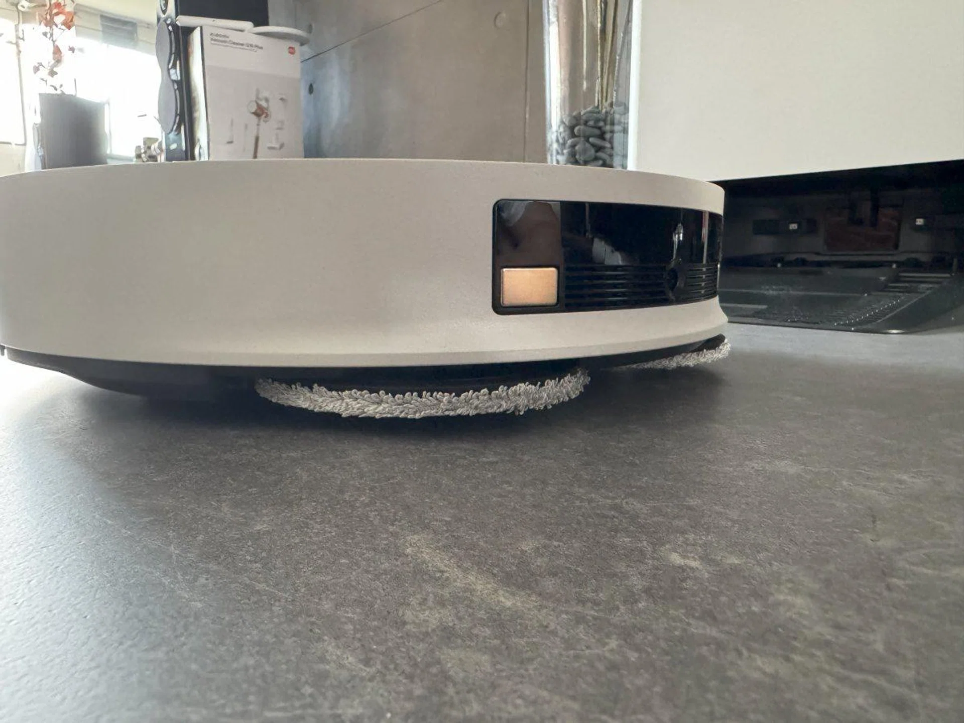 The robot itself is quite slim. Photo: HWZ