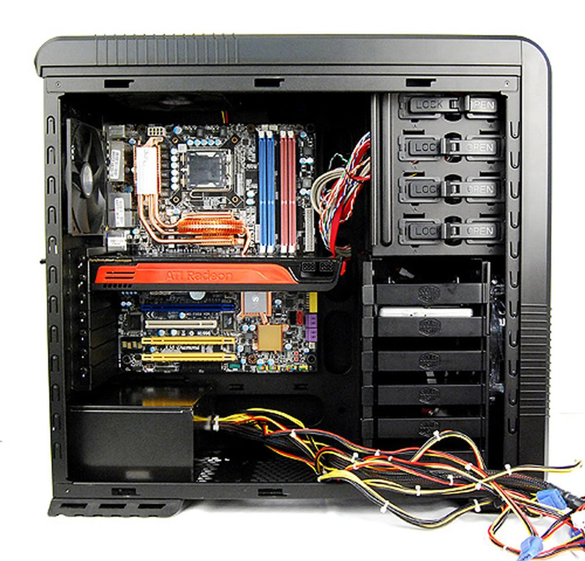 It's a tad cramped inside for a casing this big and heavy. Note the left over space after installing a Radeon HD 5870.