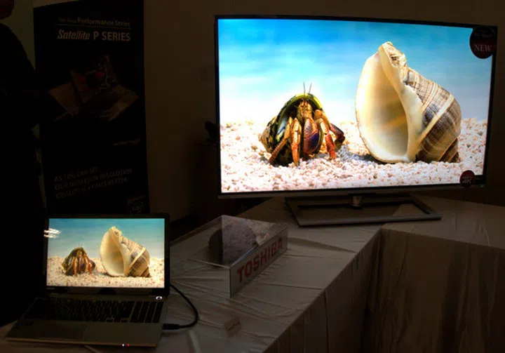 The Toshiba P50t displays content on a 4K TV via HDMI with no noticeable lag whatsoever - works like a charm as if you were mirroring standard full HD content.