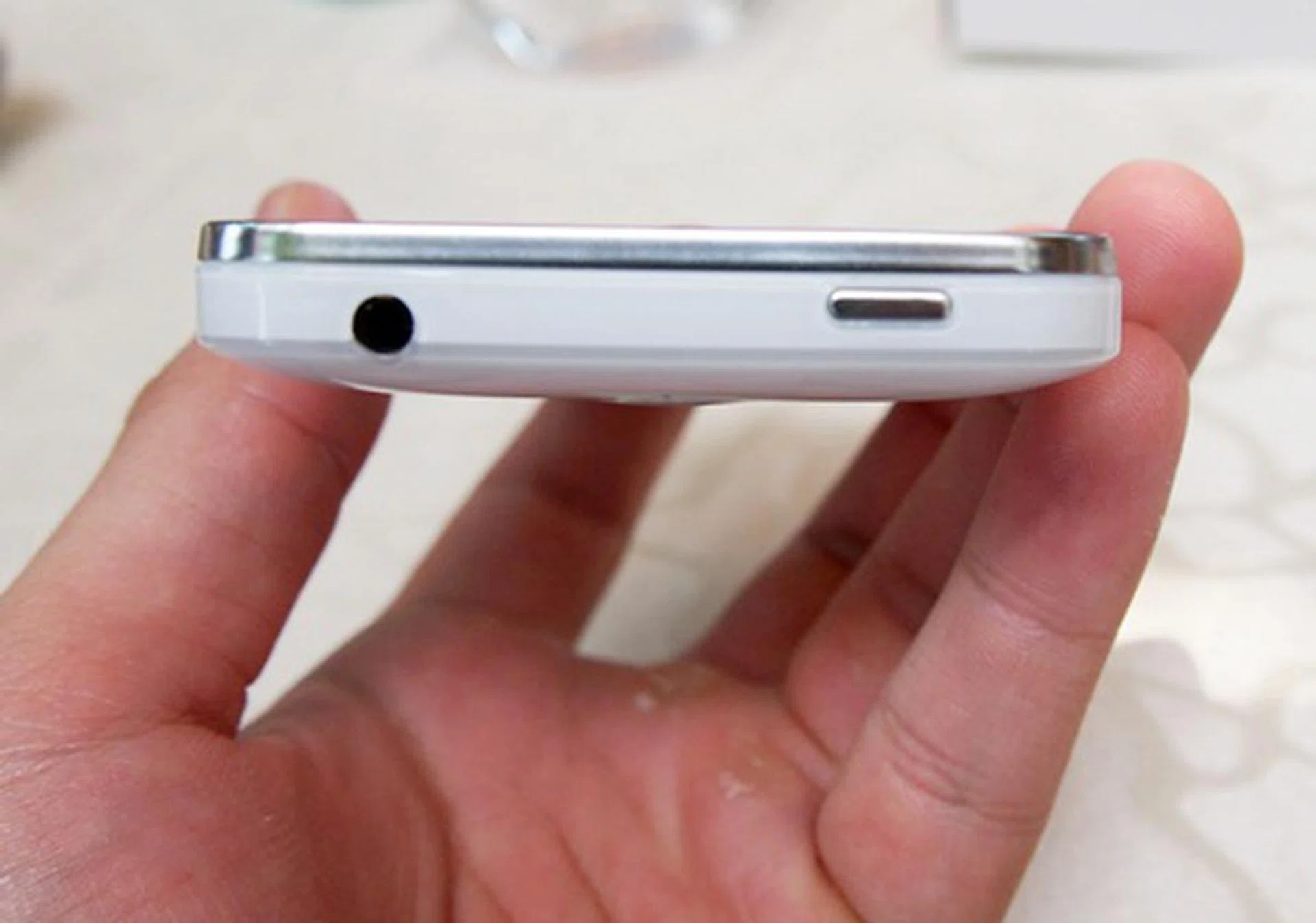 A Power button and 3.5mm audio output jack sit on top of the Huawei Honor. 