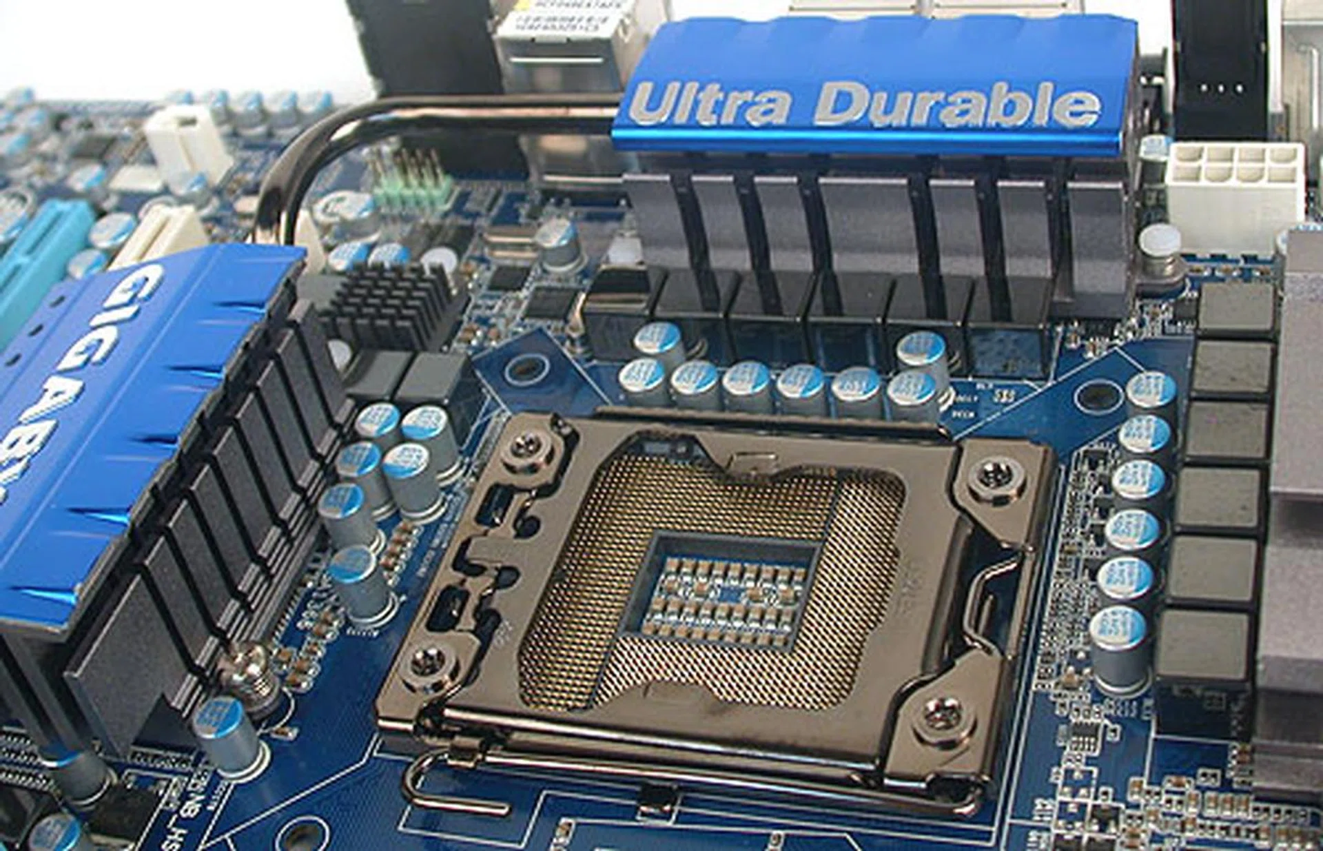 The usual heatsinks and heatpipes surrounding the CPU socket. 