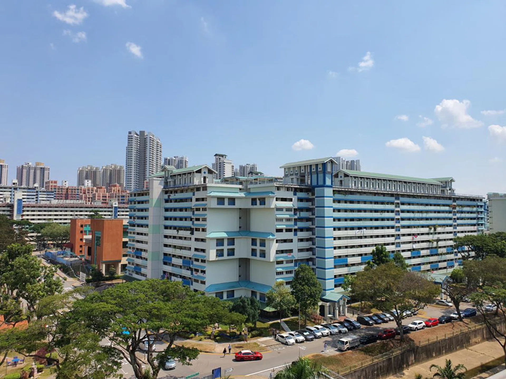 Galaxy Note10+ Daylight wide-angle capture. (Click for full resolution image)