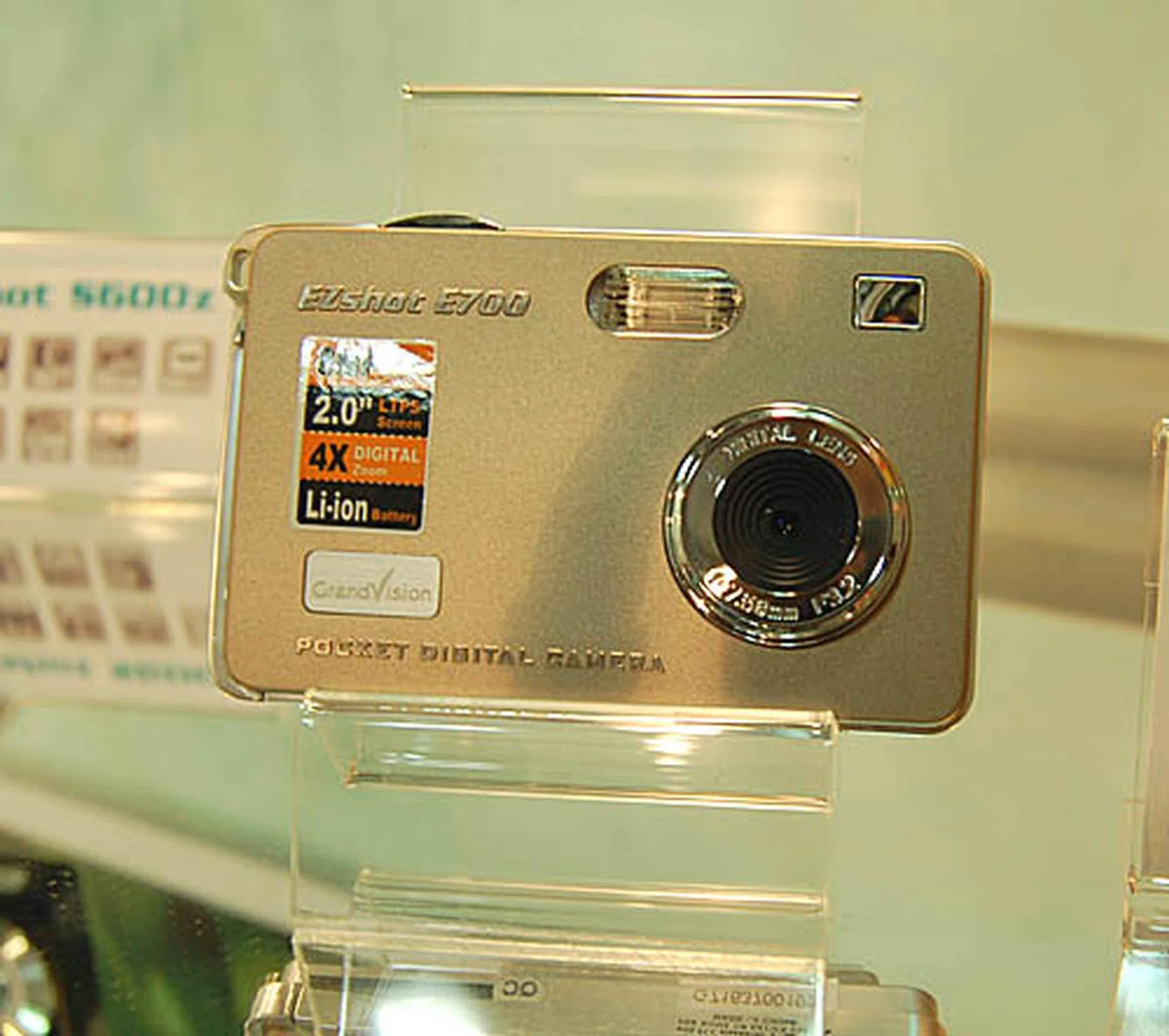 The EZshot E700 is a 5M mega-pixel camera weighing a slim 81g and comes with 4x digital zoom.  