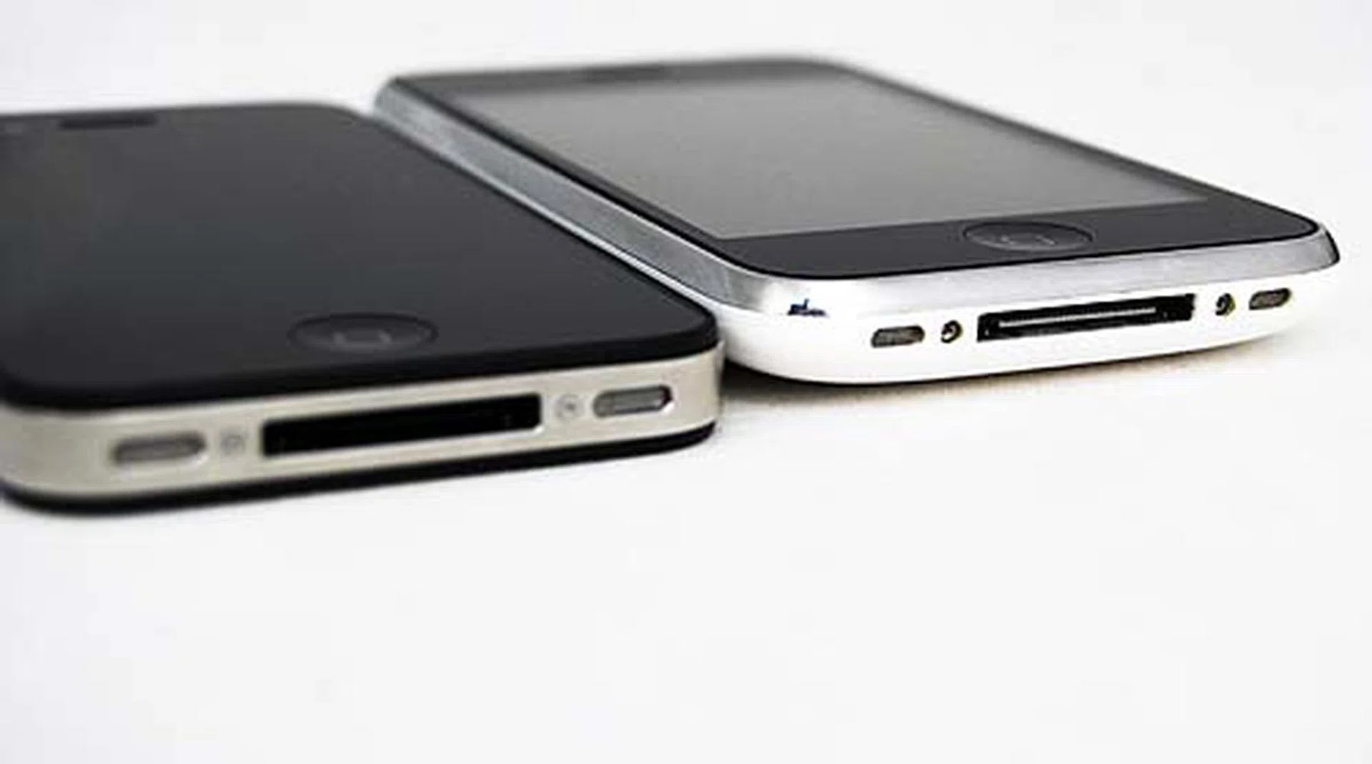 The iPhone 4 is thinner compared to the iPhone 3GS, but it is two grams heavier compared to its predecessor. Both the front and the rear are now clad in aluminosillicate glass, the same type of glass that’s found in helicopter windshields. Apple says it’s pretty scratch resistant, and with glass on both sides, we’re hoping this is the case too.