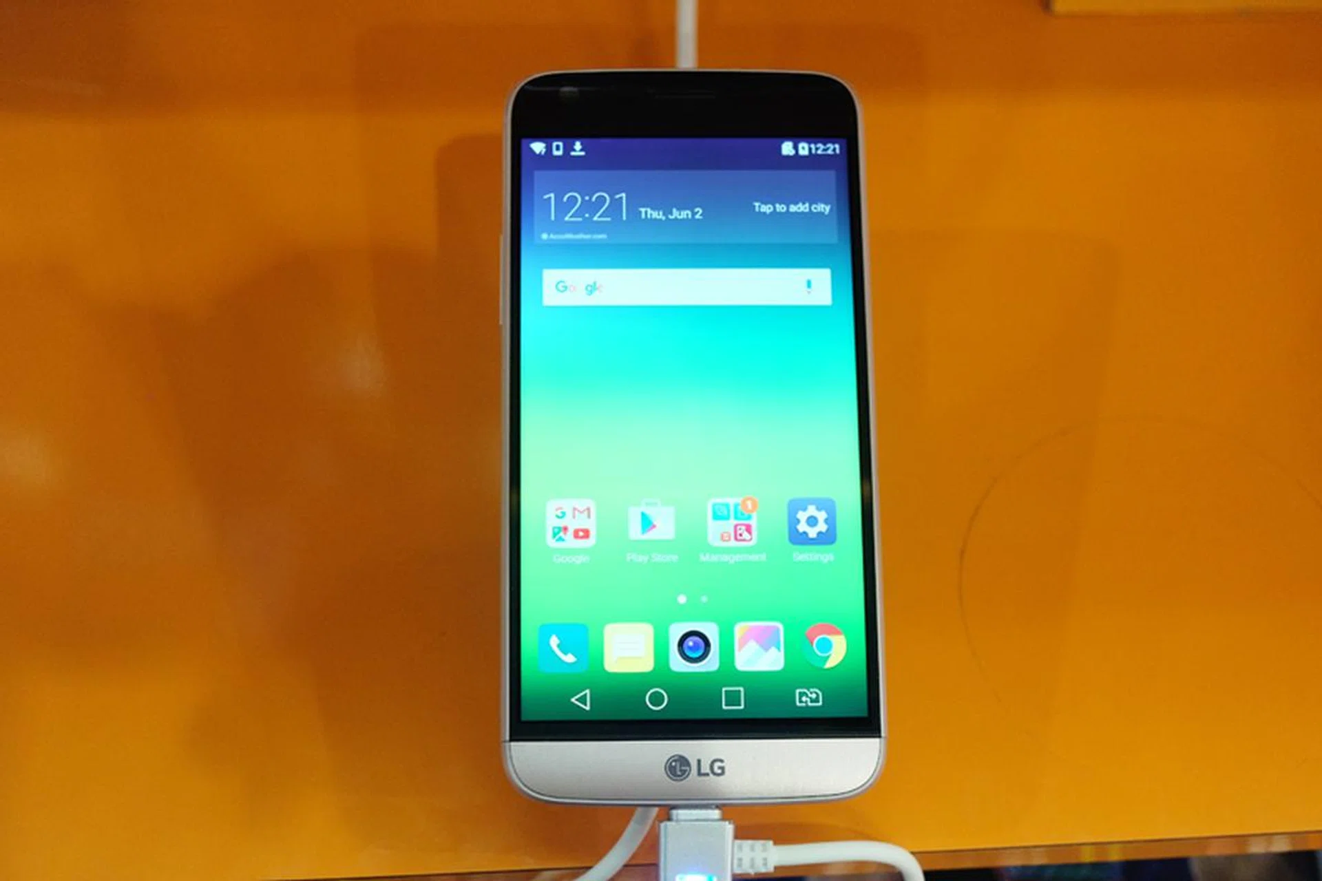 The LG G5 is the first modular smartphone on the market, with a variety of 'friends' you can add to it to change its capabilities. The 5.3-inch smartphone also has a QHD always-on IPS display and is powered by Qualcomm's latest Snapdragon 820 processor. Get one from M1 at PC Show for just $198 on Reg plan ($62/month) and get a free LG Cam Plus module, jelly case, battery charging kit, pair of Sentosa Day Fun Pass tickets, and a $50 Takashimaya voucher.