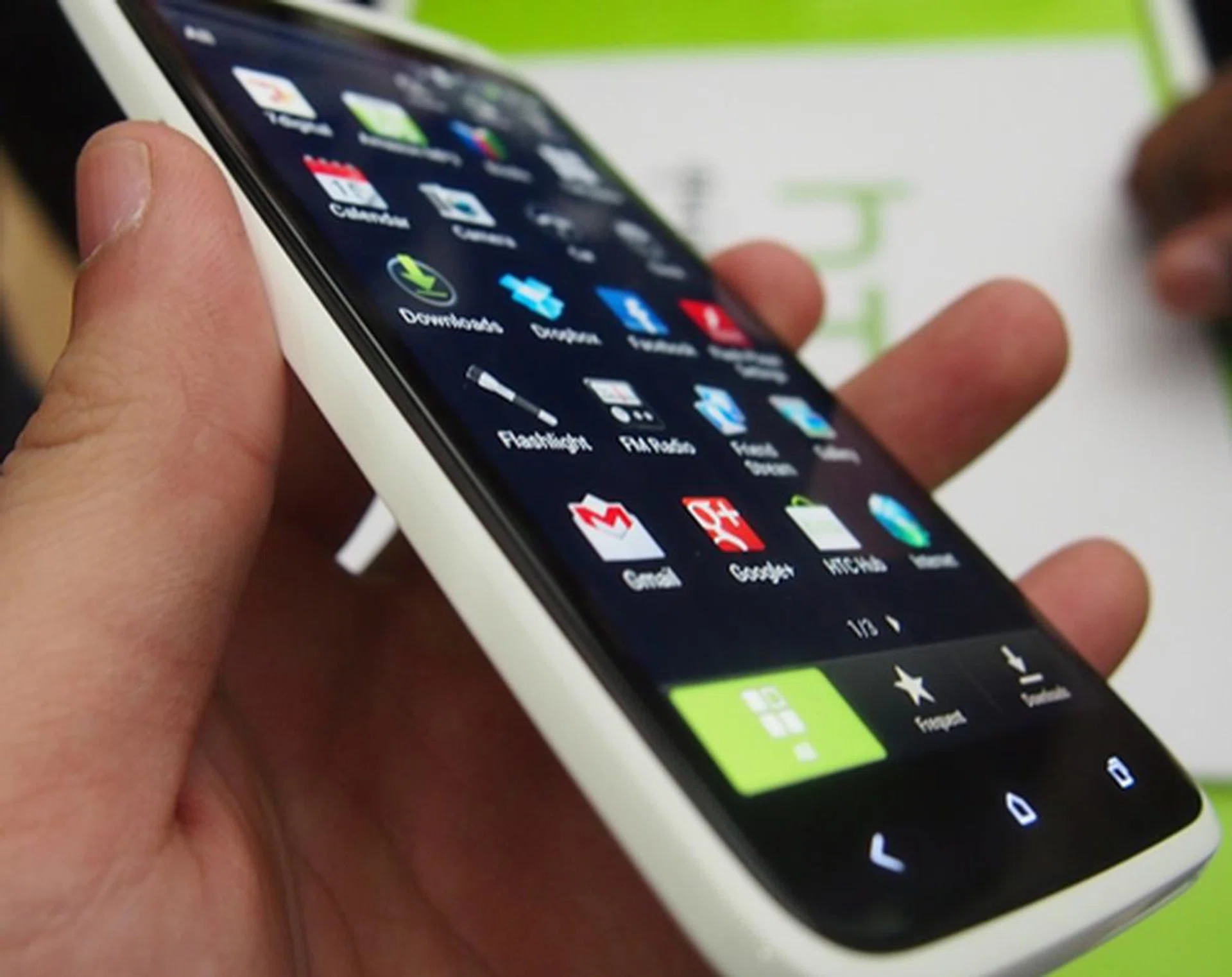 Similar to what we have seen on the Nokia N9 and Lumia 800, the glass wraps around the edges, giving it a very good feel to the HTC One X.