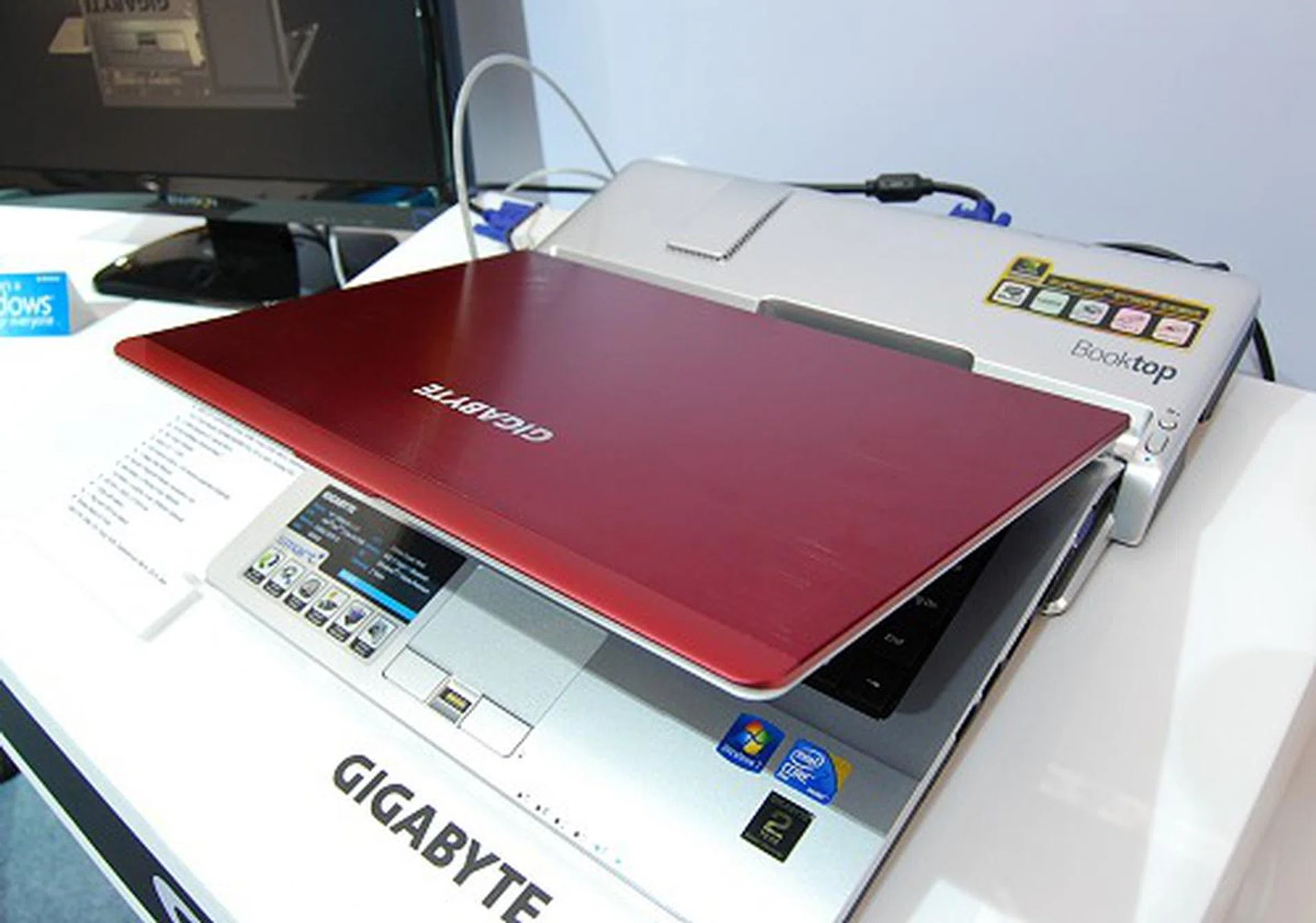 We're all familiar the old Gigabyte Booktop netbook. Here's the much larger M1405 brother which is also a Booktop class of notebooks.