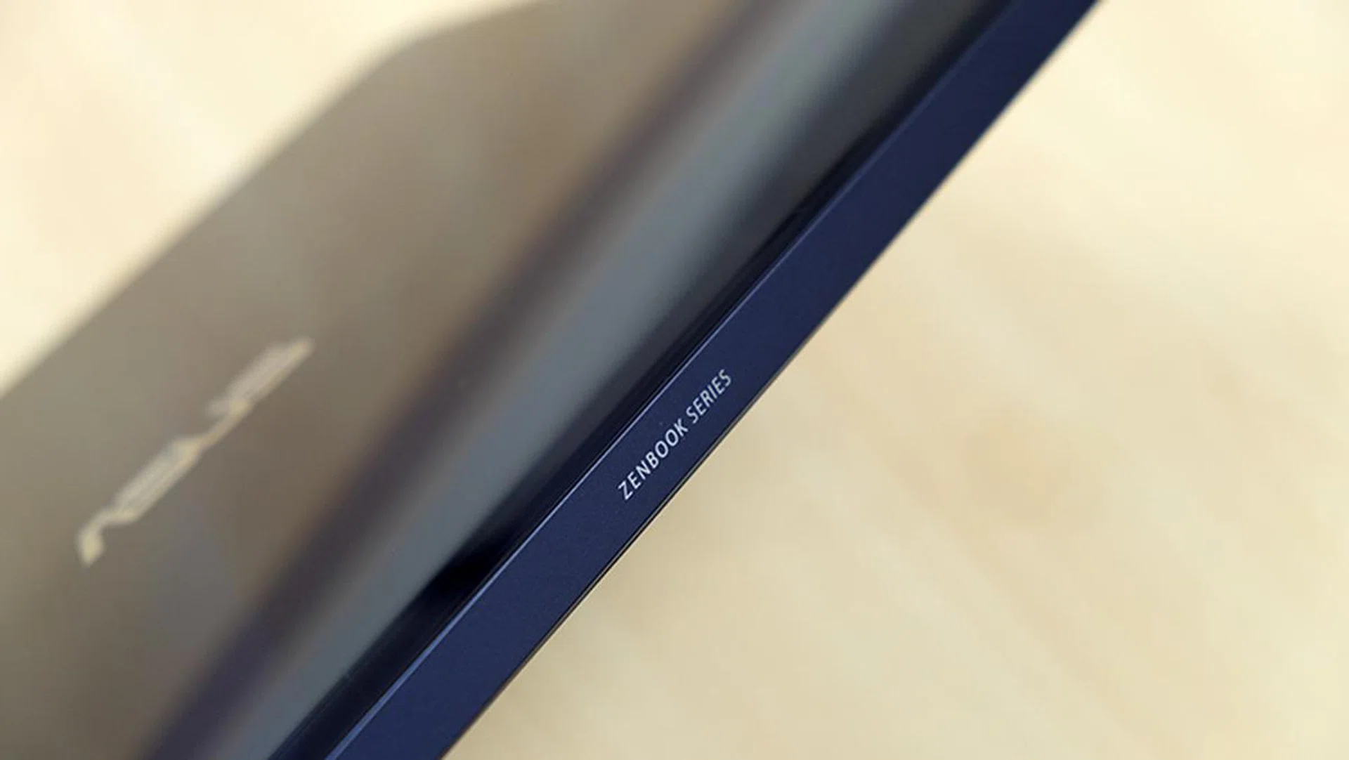 There's no gold trim on the edges unlike on the ZenBook 3 Deluxe. 