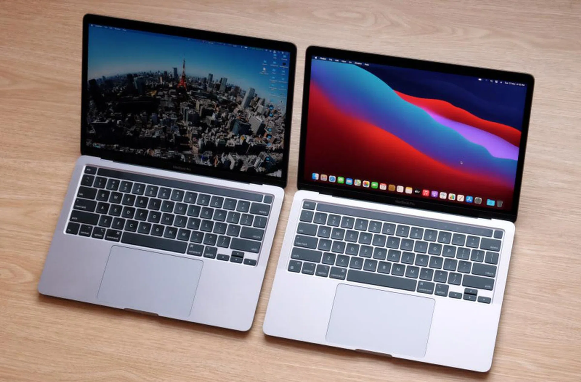 New M1 13-inch MacBook Pro on the right, old Intel 13-inch MacBook Pro on the left. 