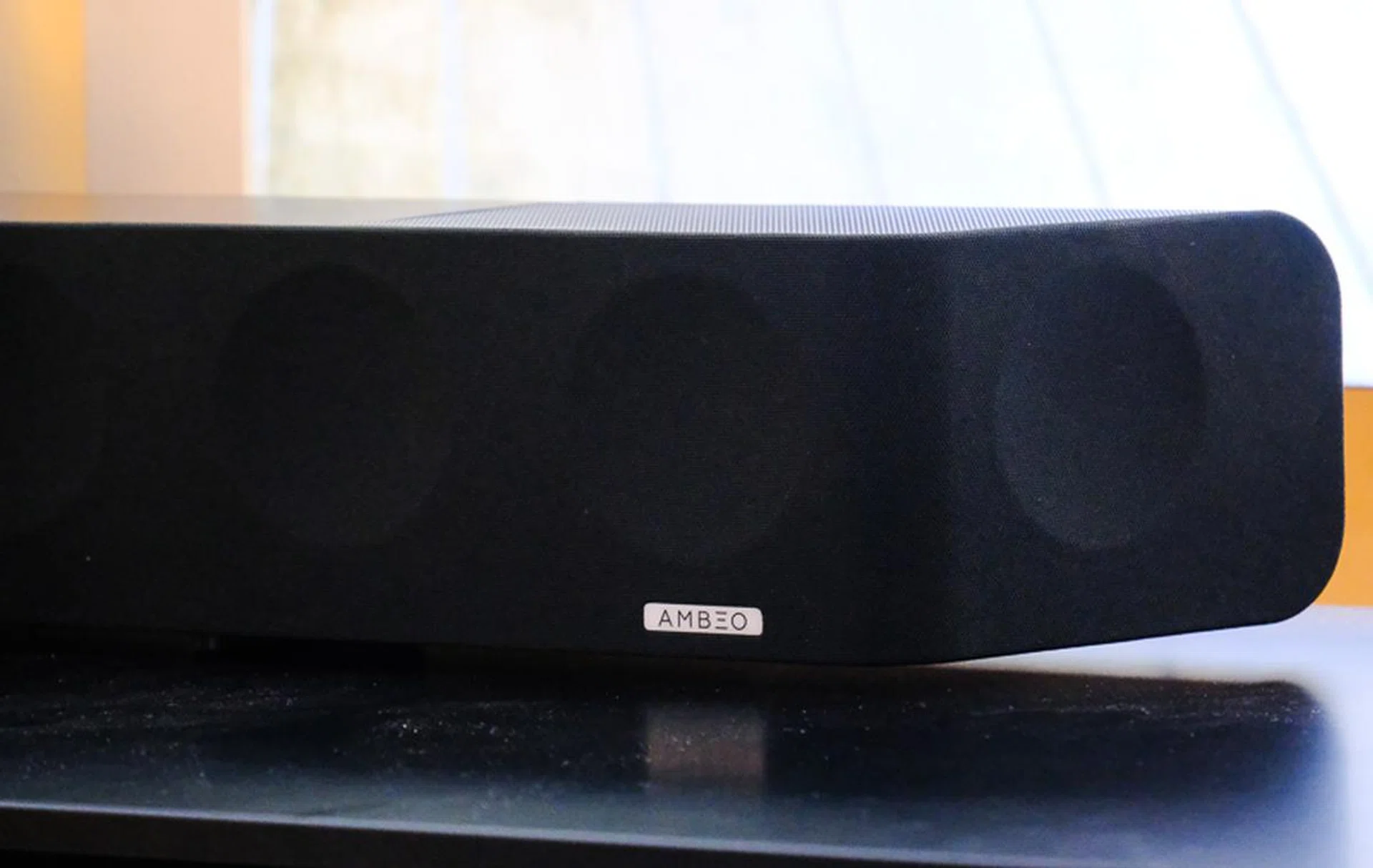 The logo lights up when the AMBEO effect is activated. 