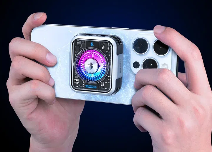 Redmagic VC Cooler 5 Pro (magnetically attached to phone).