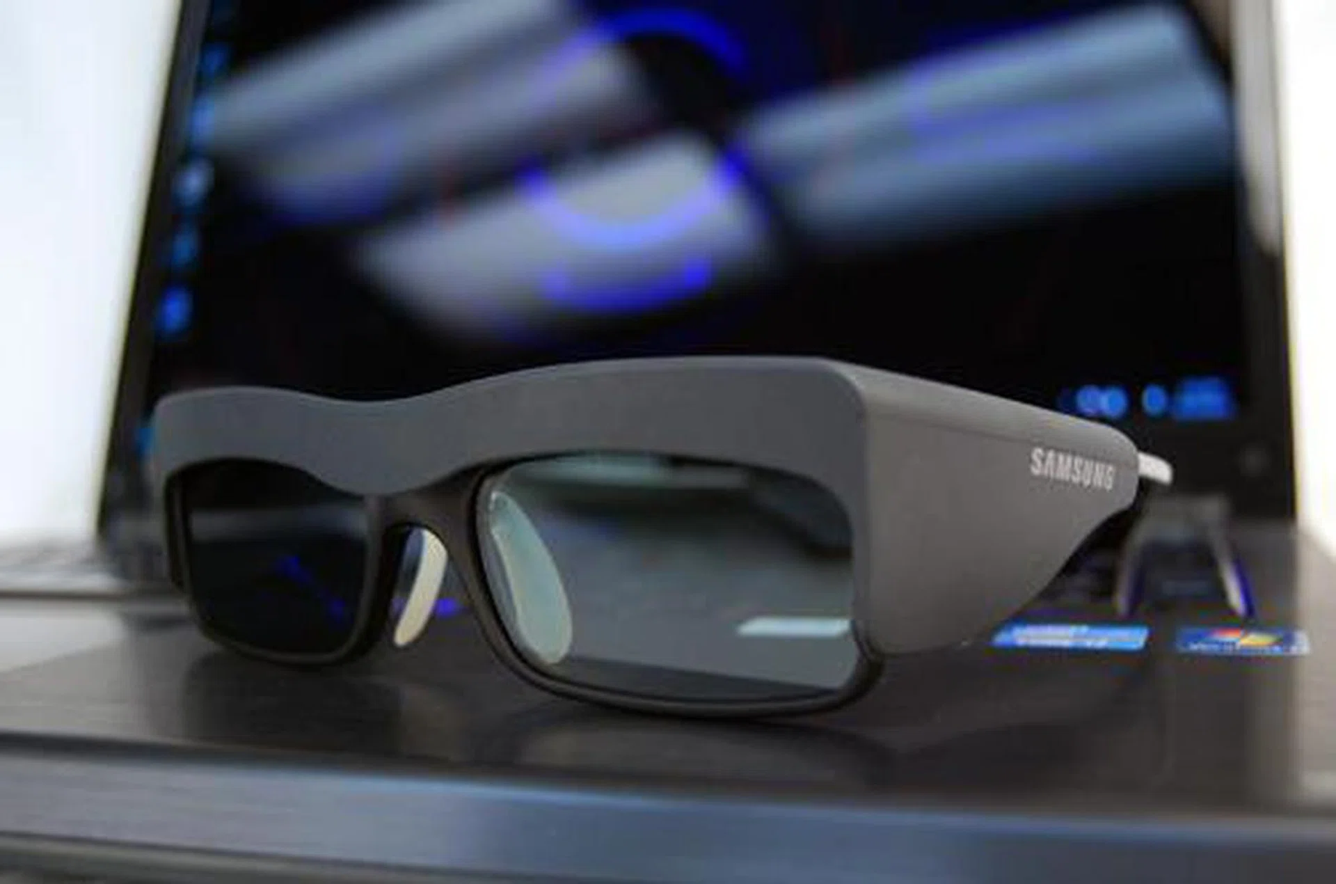 We felt that Samsung's 3D glasses were more comfortable than NVIDIA's.