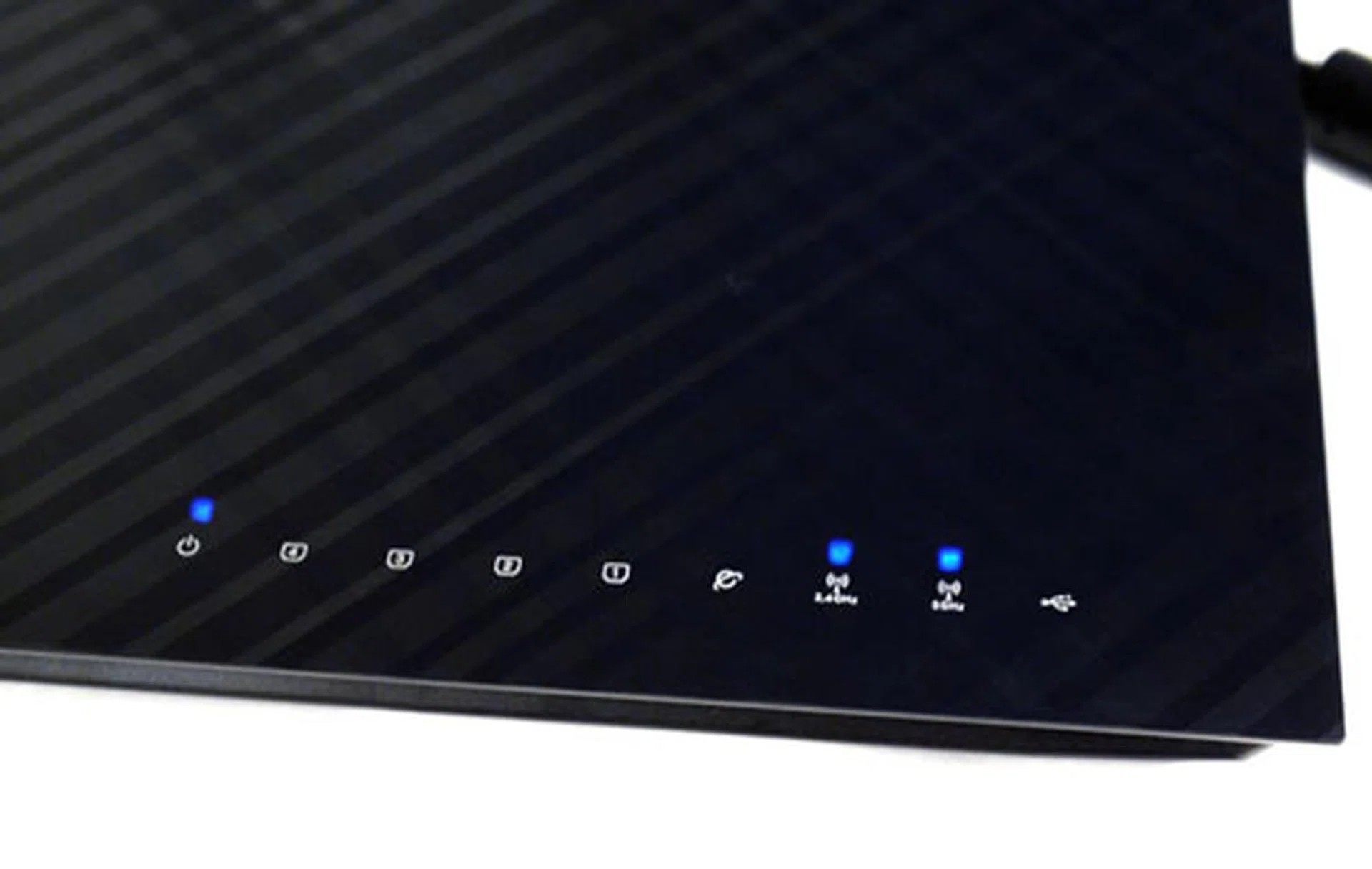 Even the blue status indicators are similar, with dedicated LED lights for both 2.4GHz and 5GHz wireless bands. The light goes off if that particular band is disabled.