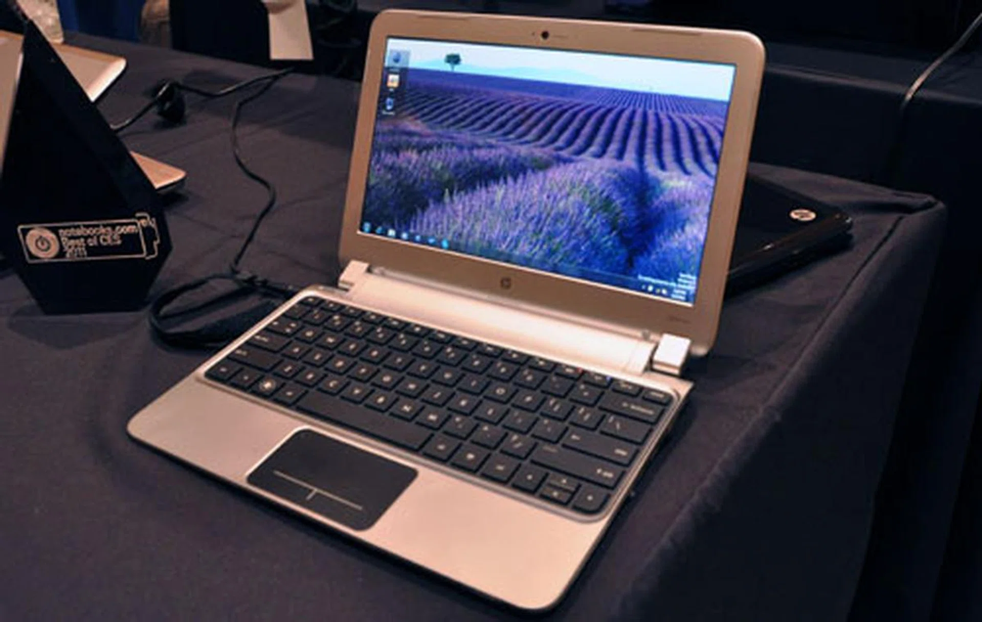 Hey, it's the HP dm1 and this thin and light netbook uses AMD's latest Brazos platform. The base model will retail for only just US$450. The netbook will also come with SSD options, though obviously it won't cost US$450 anymore.